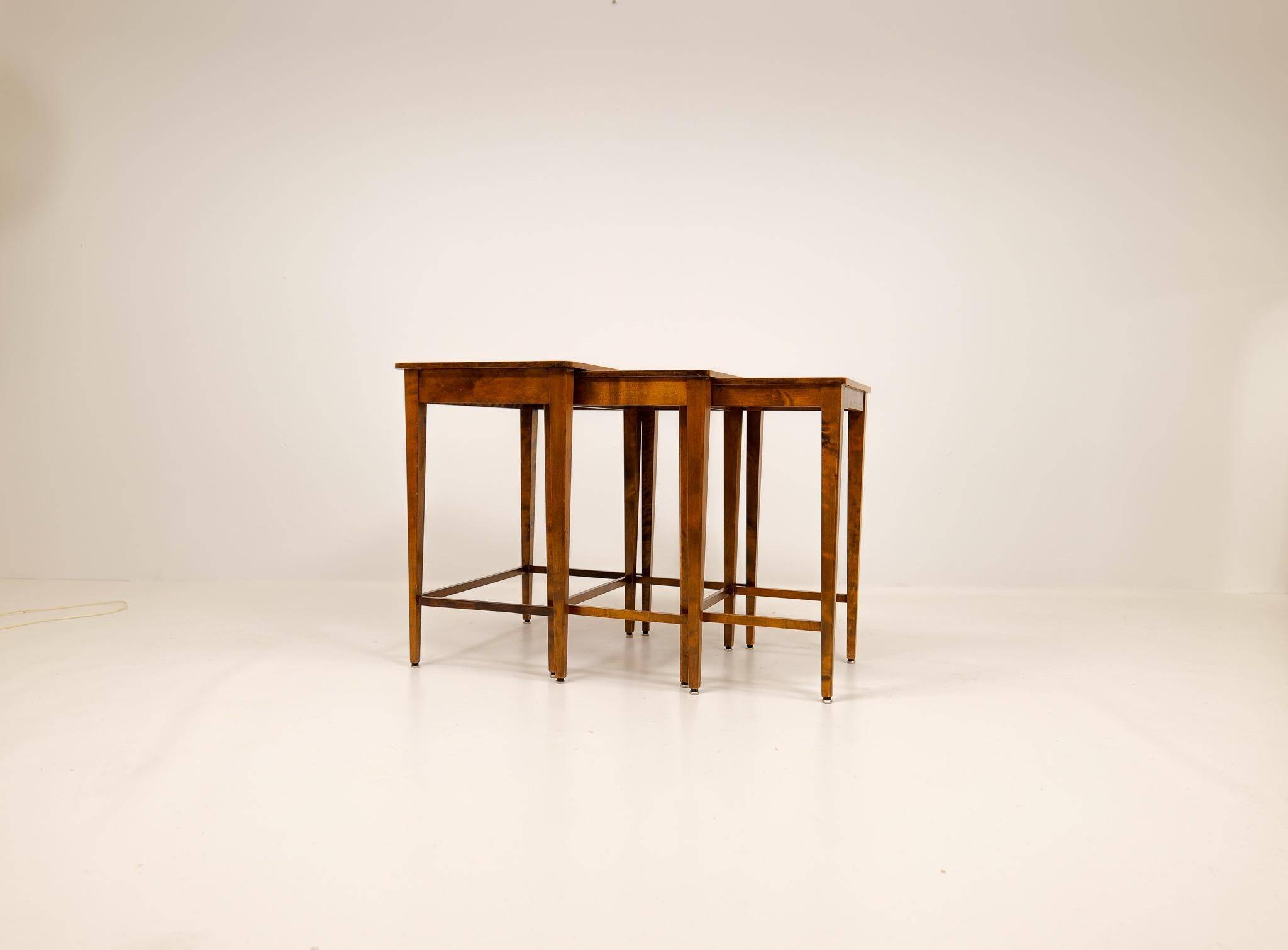 Tables gigognes Art déco en acajou et bouleau teinté, NK Suède, années 1940