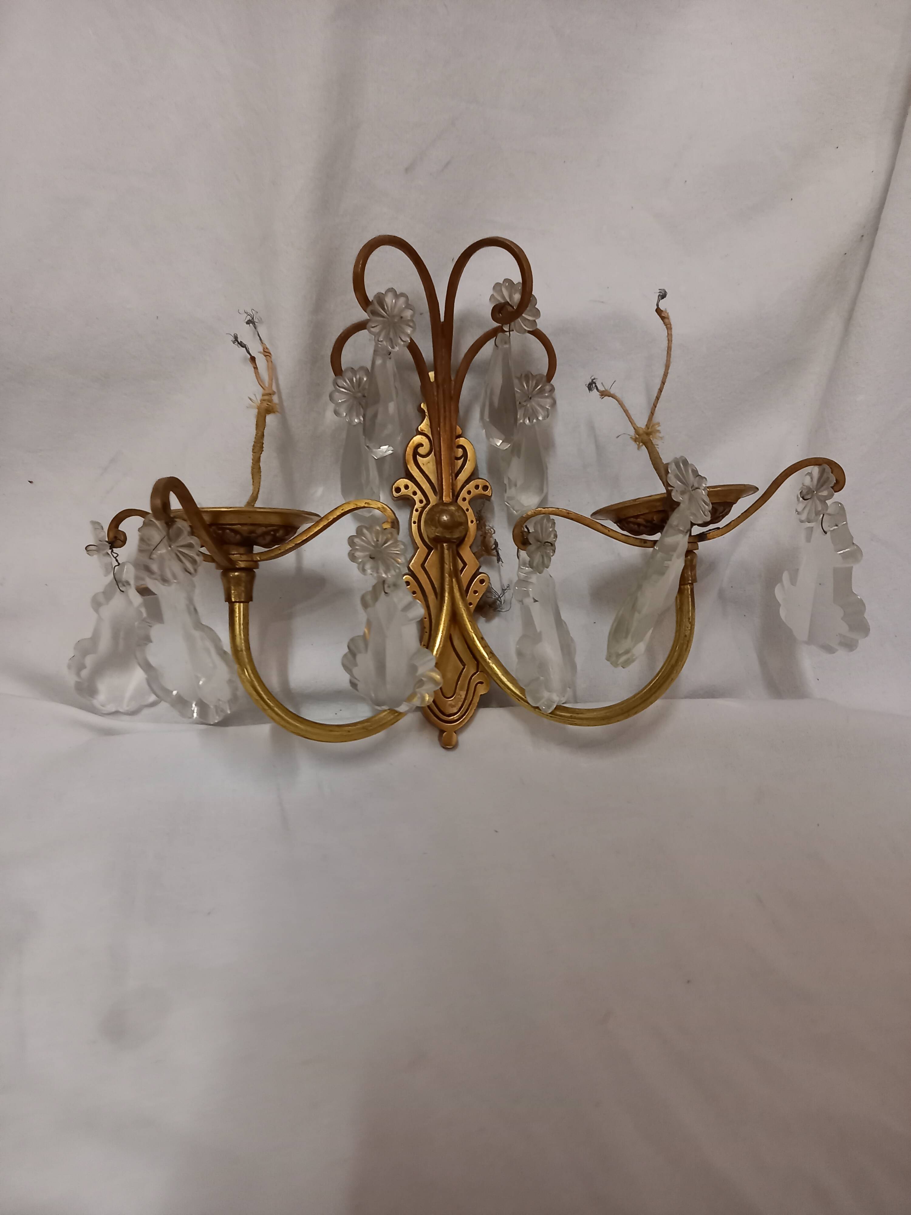 Antique wall lamp in gilded metal with cut crystal tassels