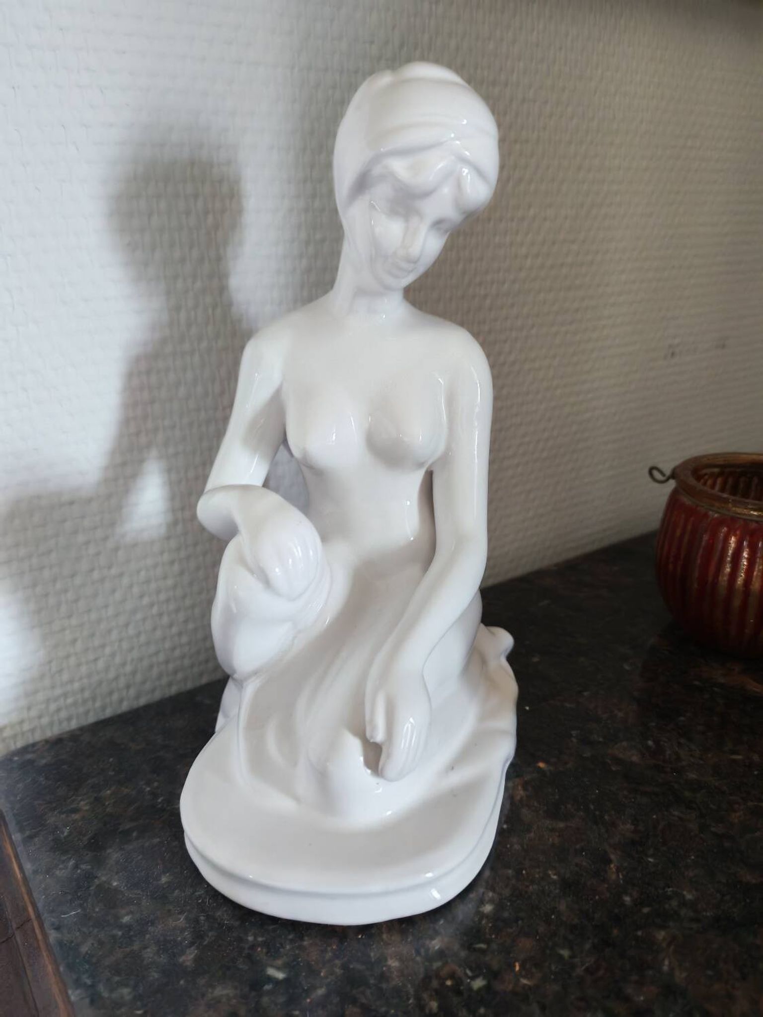 Sculpture de femme en céramique