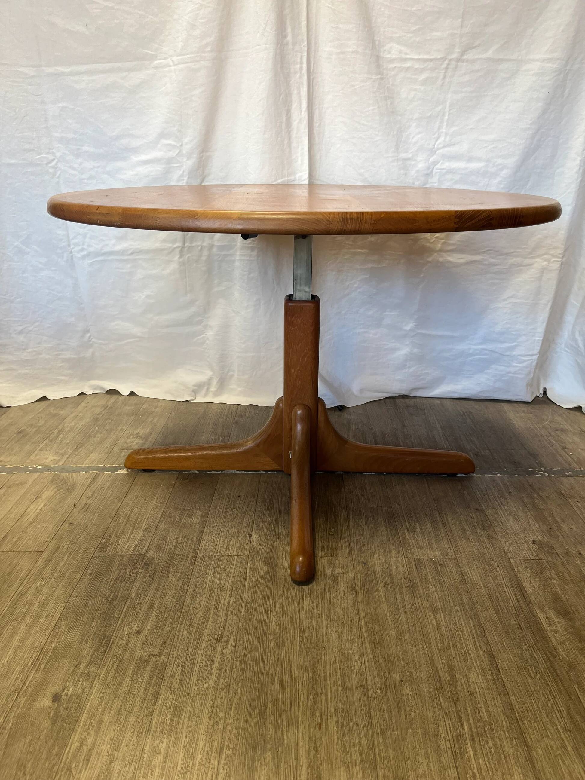 Scandinavian coffee table in solid teak from the 1970s.