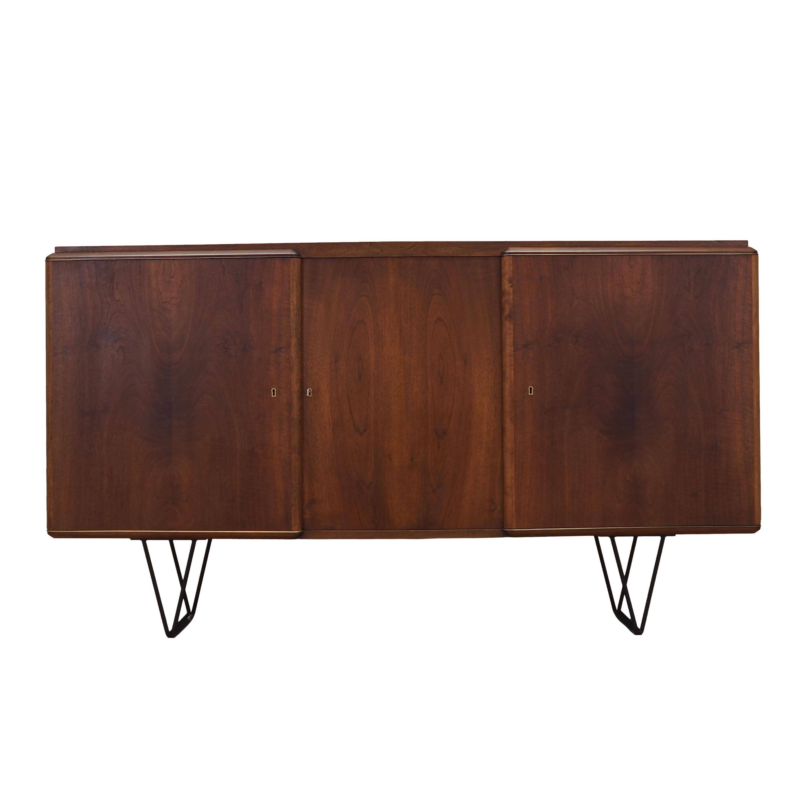 Buffet haut en noyer, design danois, années 1960, production : Danemark