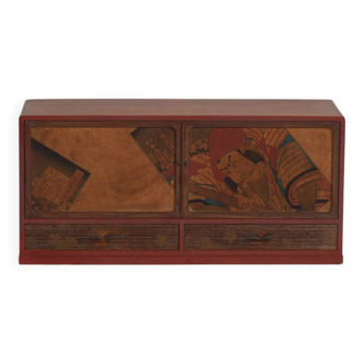 Petit meuble japonais à portes coulissantes décor Kabuki en bois de paulownia, début période Showa, circa 1926–1970