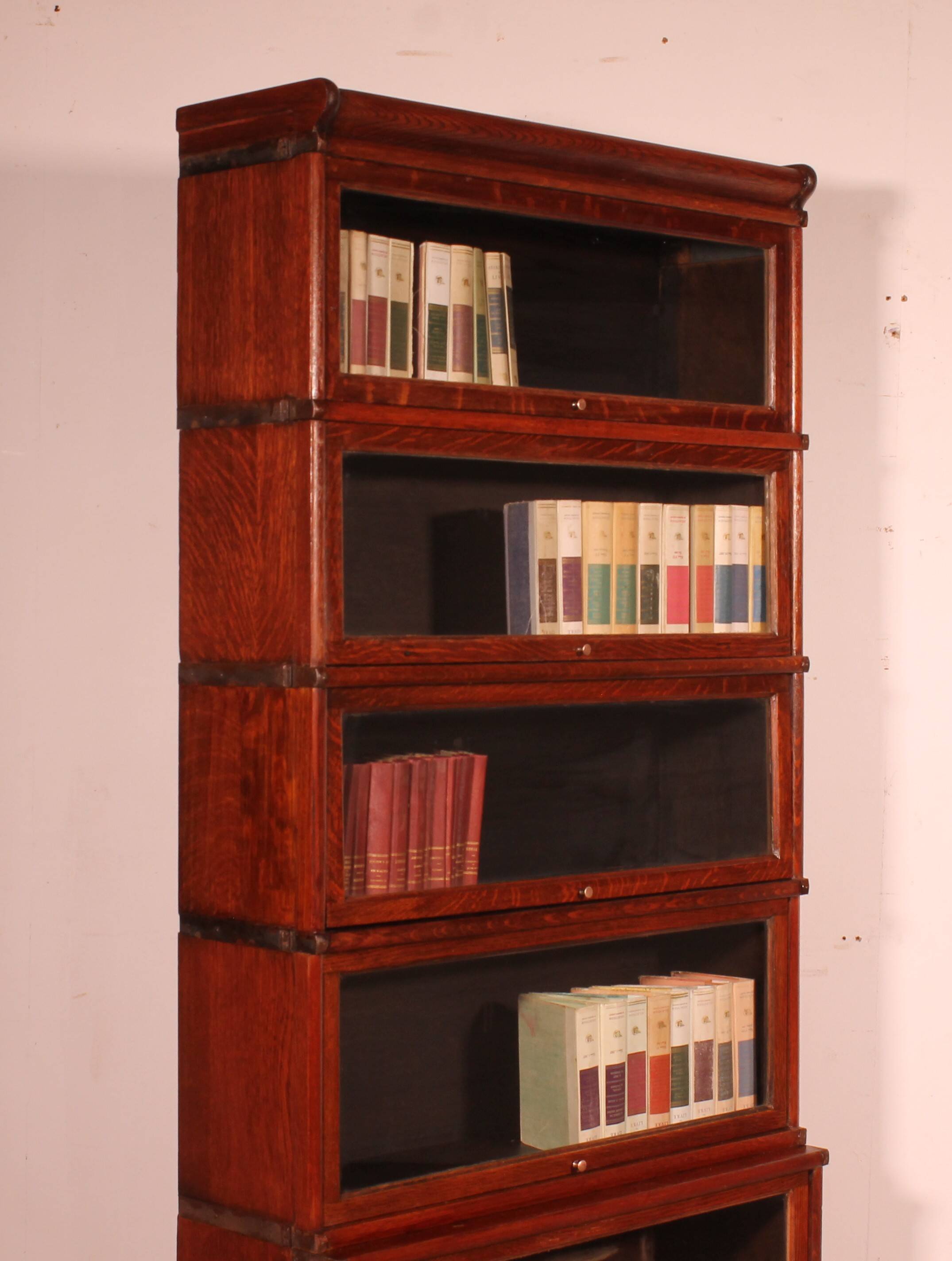 Globe Wernicke Bookcase in Oak, 5 Sections with a Projection