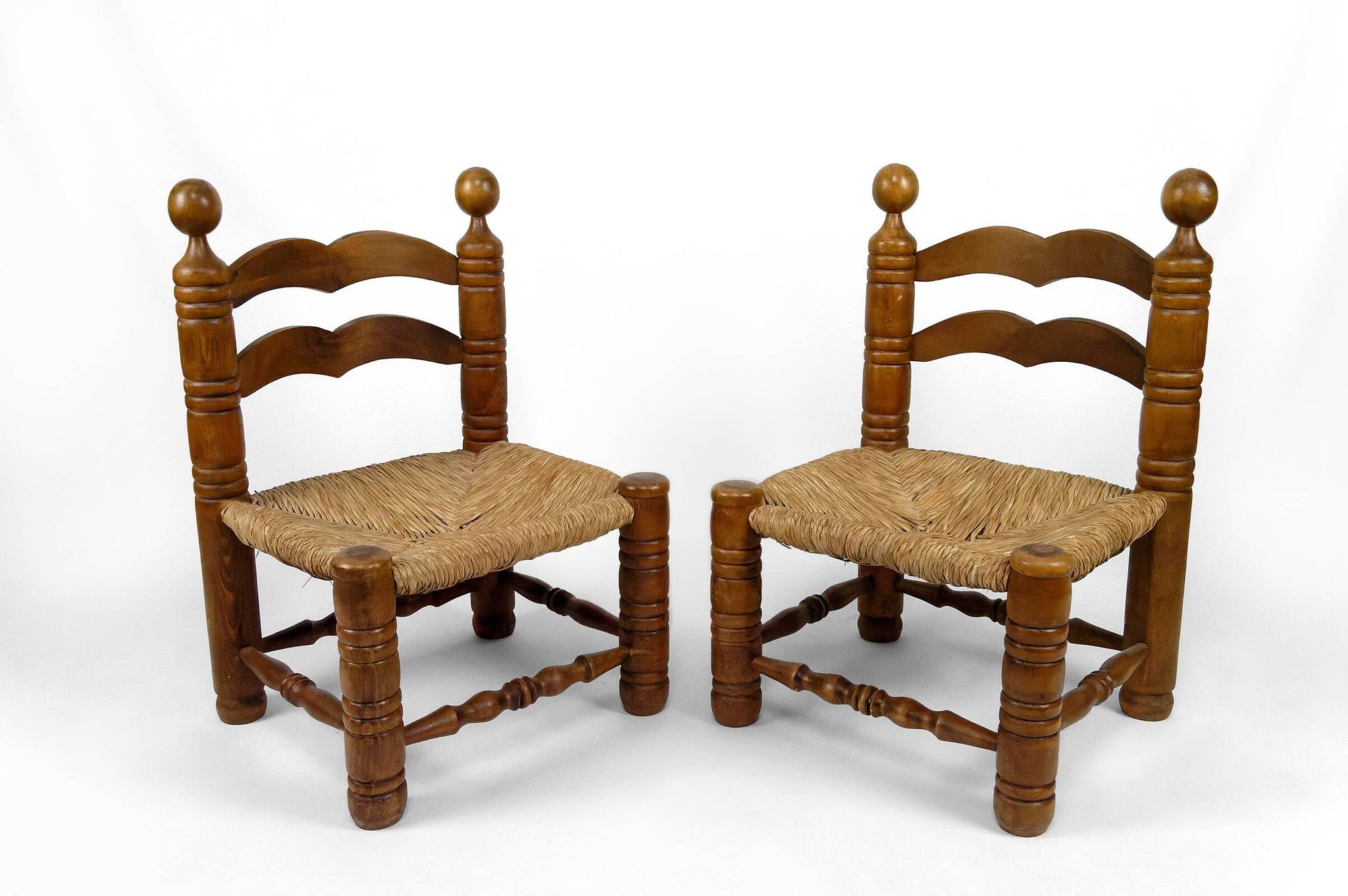 Paire de chaises basses paillées