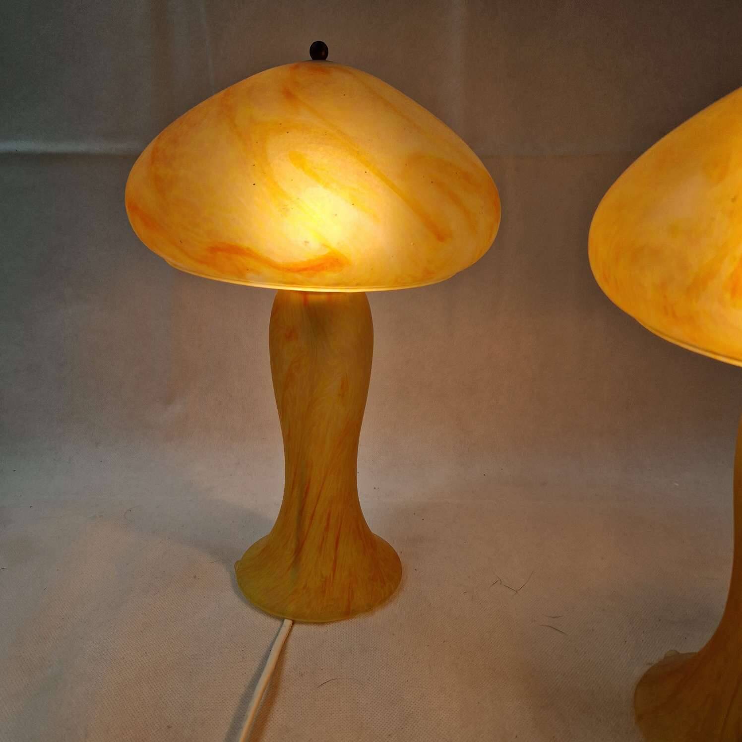 Pair of mushroom lamps in glass paste – Honey and amber tones