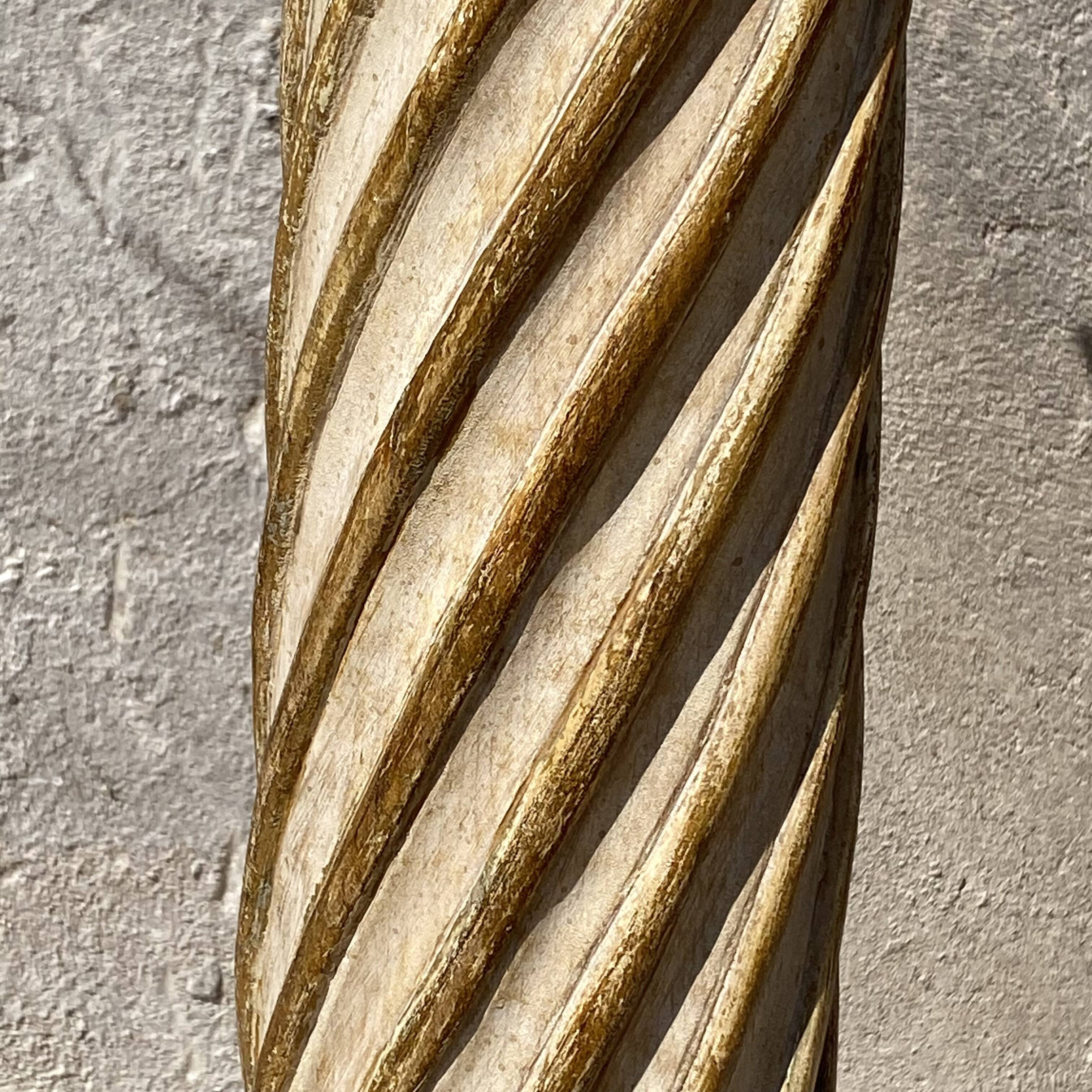 Wooden column in Corinthian style with gilding.