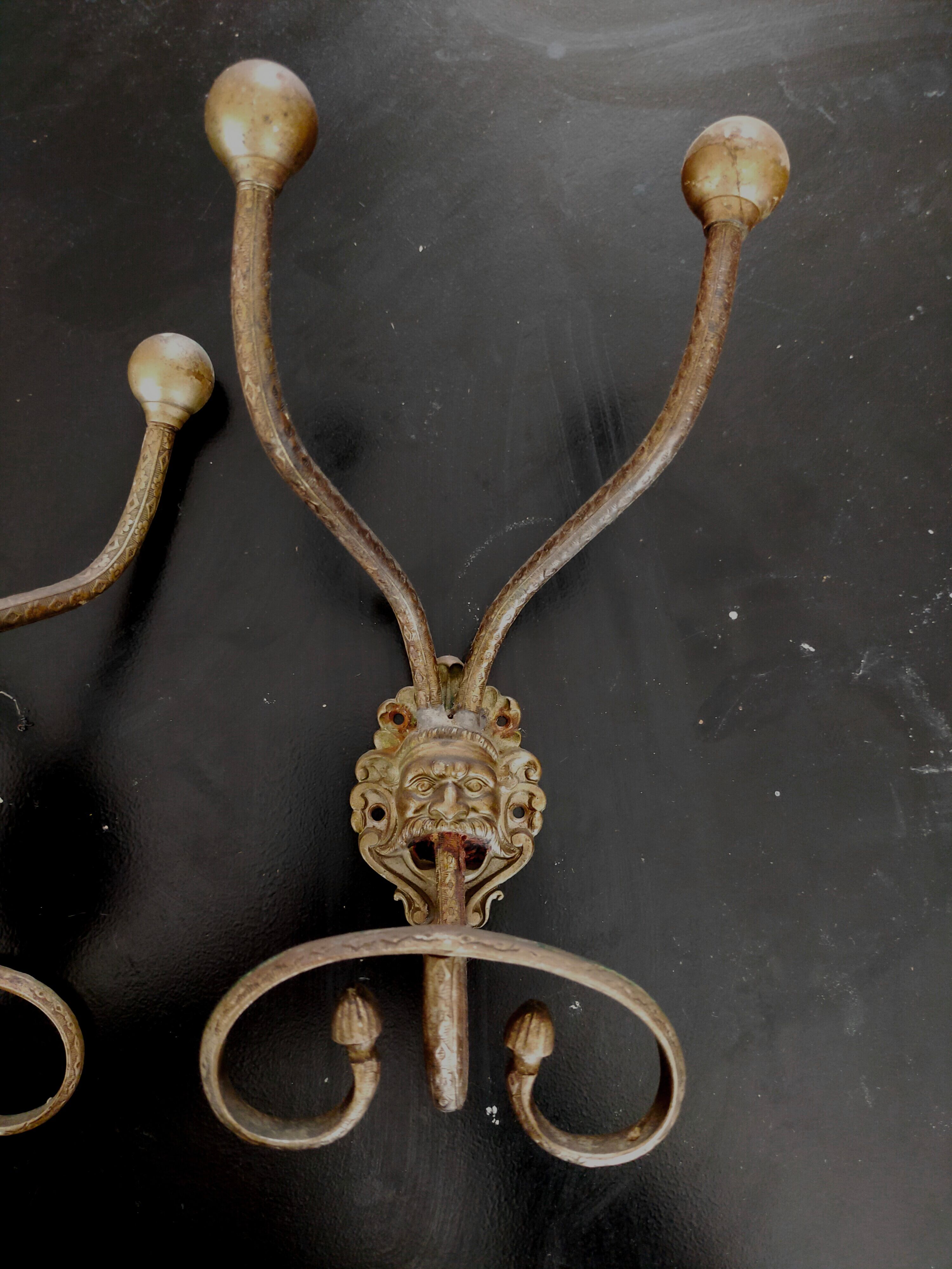 Set of 4 bronze mascaron hooks