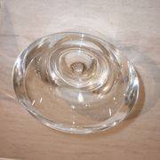 Carafe à vin avec bouchon sur socle en cristal