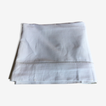 Drap ancien blanc solitaire bords ajourés