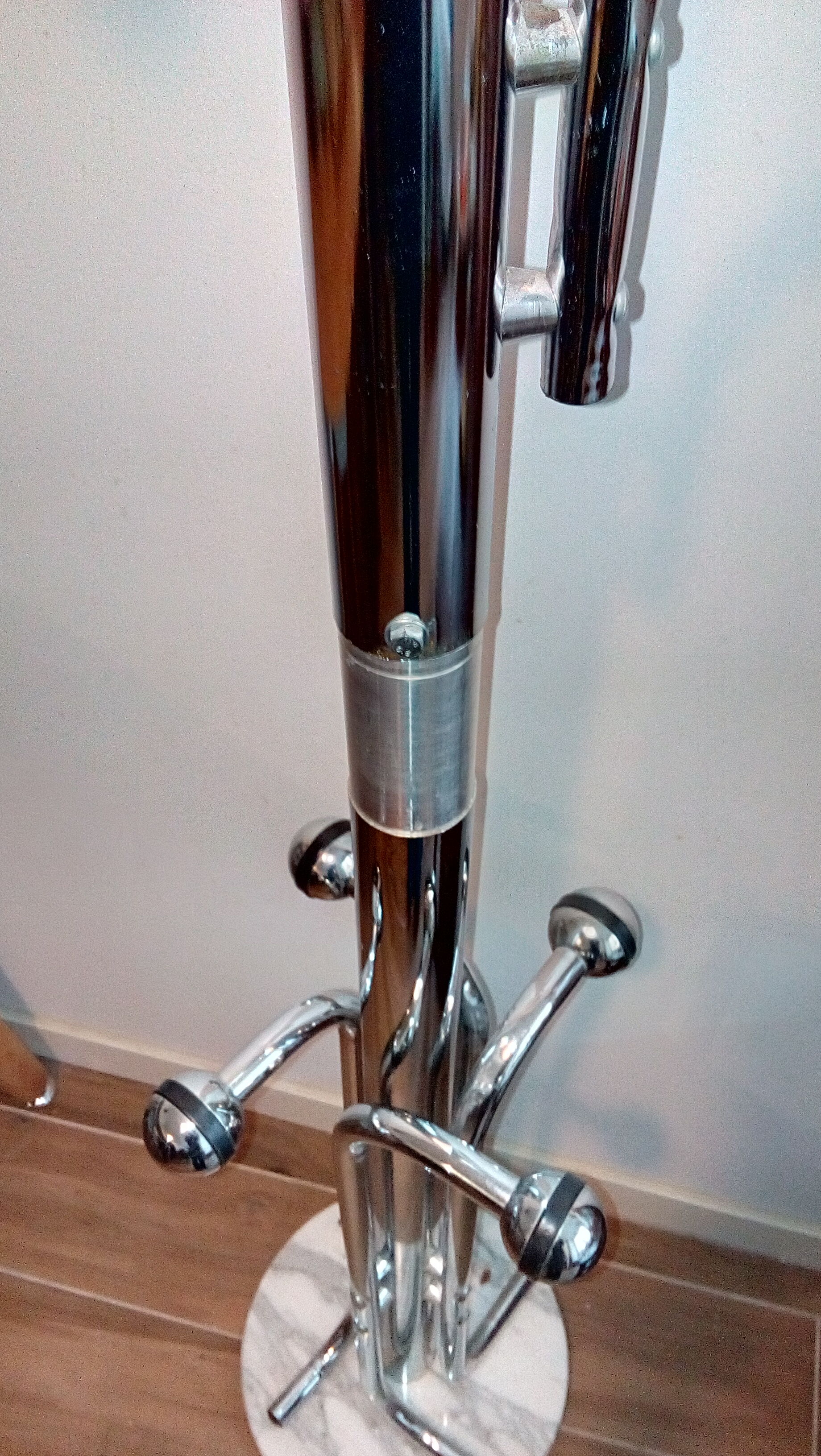 Metal parrot coat rack