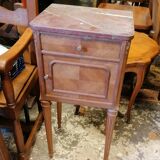 Table de chevet en bois de style Louis XVI.