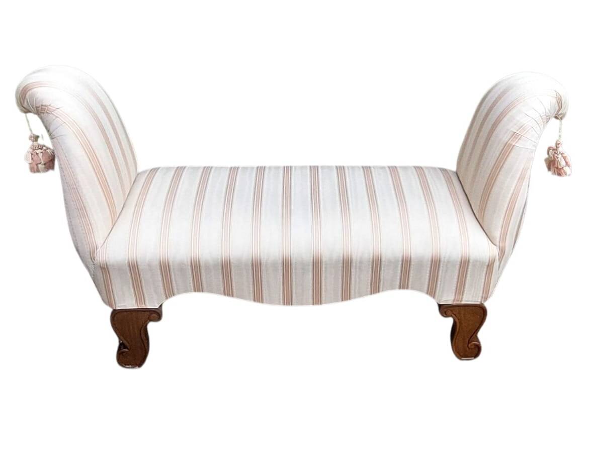 Banquette de chevet en bois travaillé et façonné rembourrée