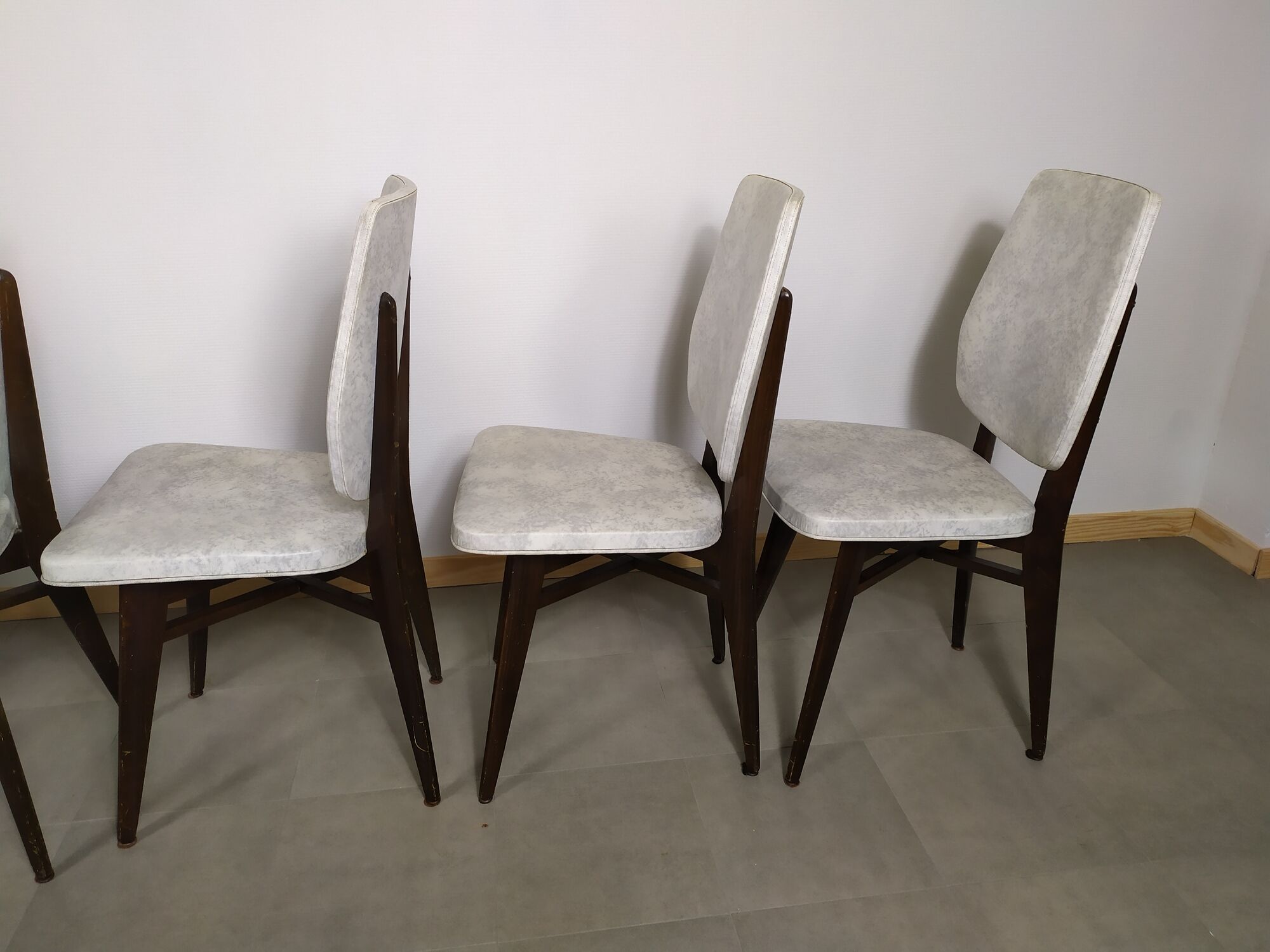 suite of 6 wooden chair and marbled grey white skai