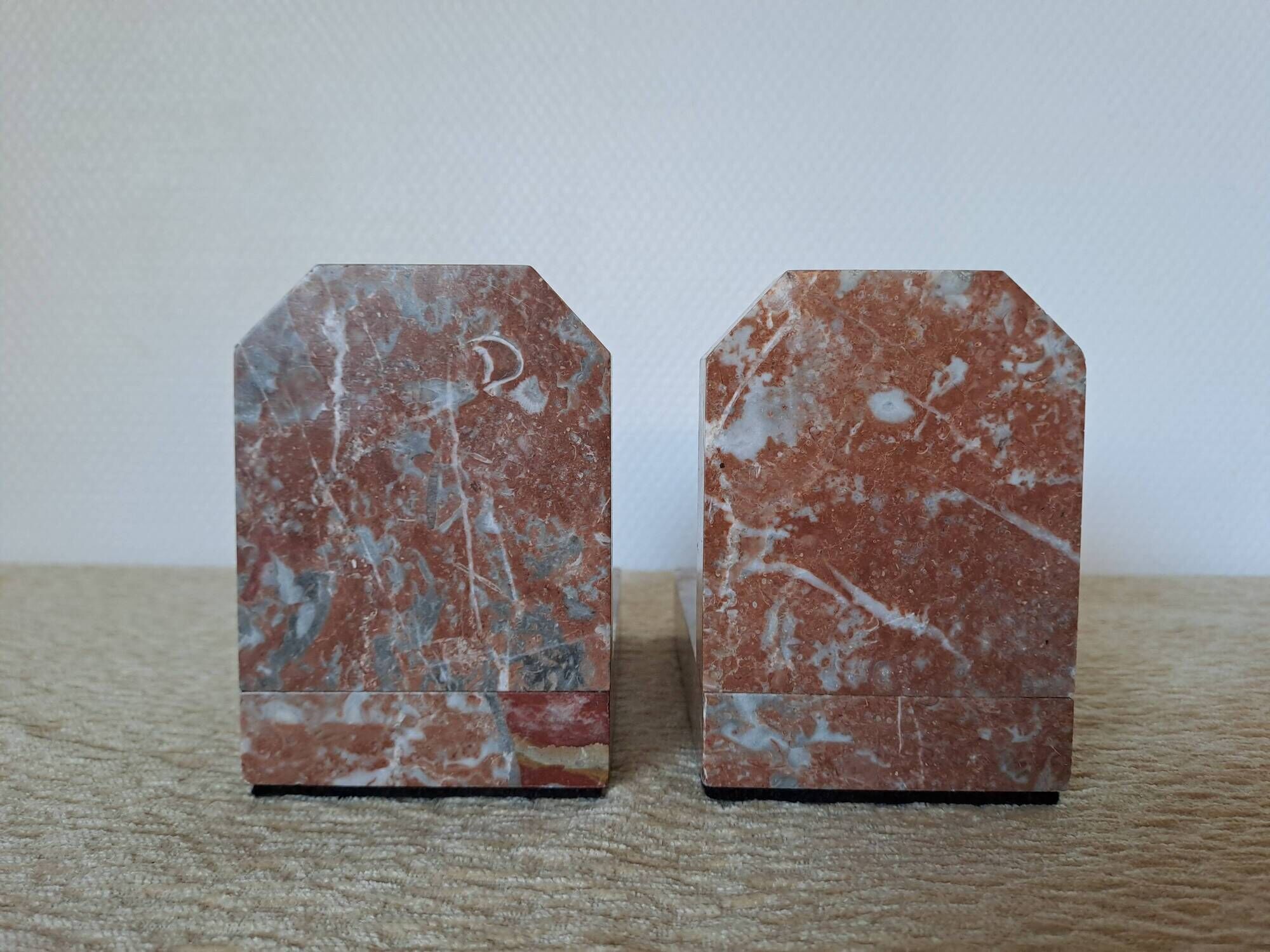 Pair of red marble bookends with black stone spheres – Art Style
