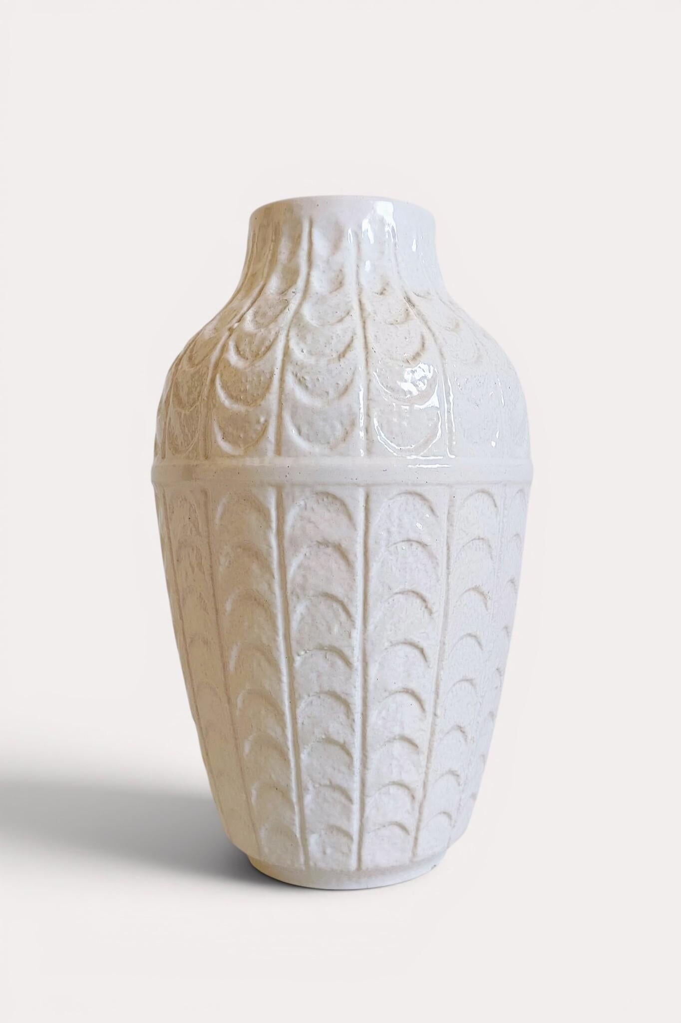 Vase en céramique blanche émaillée de style mid-century par Bay Keramik, Allemagne de l'Ouest, années 1950.