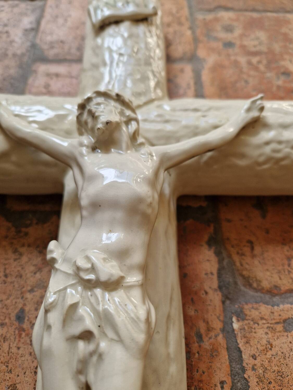 Grande croix crucifix ancien mural en céramique