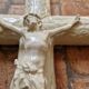 Grande croix crucifix ancien mural en céramique