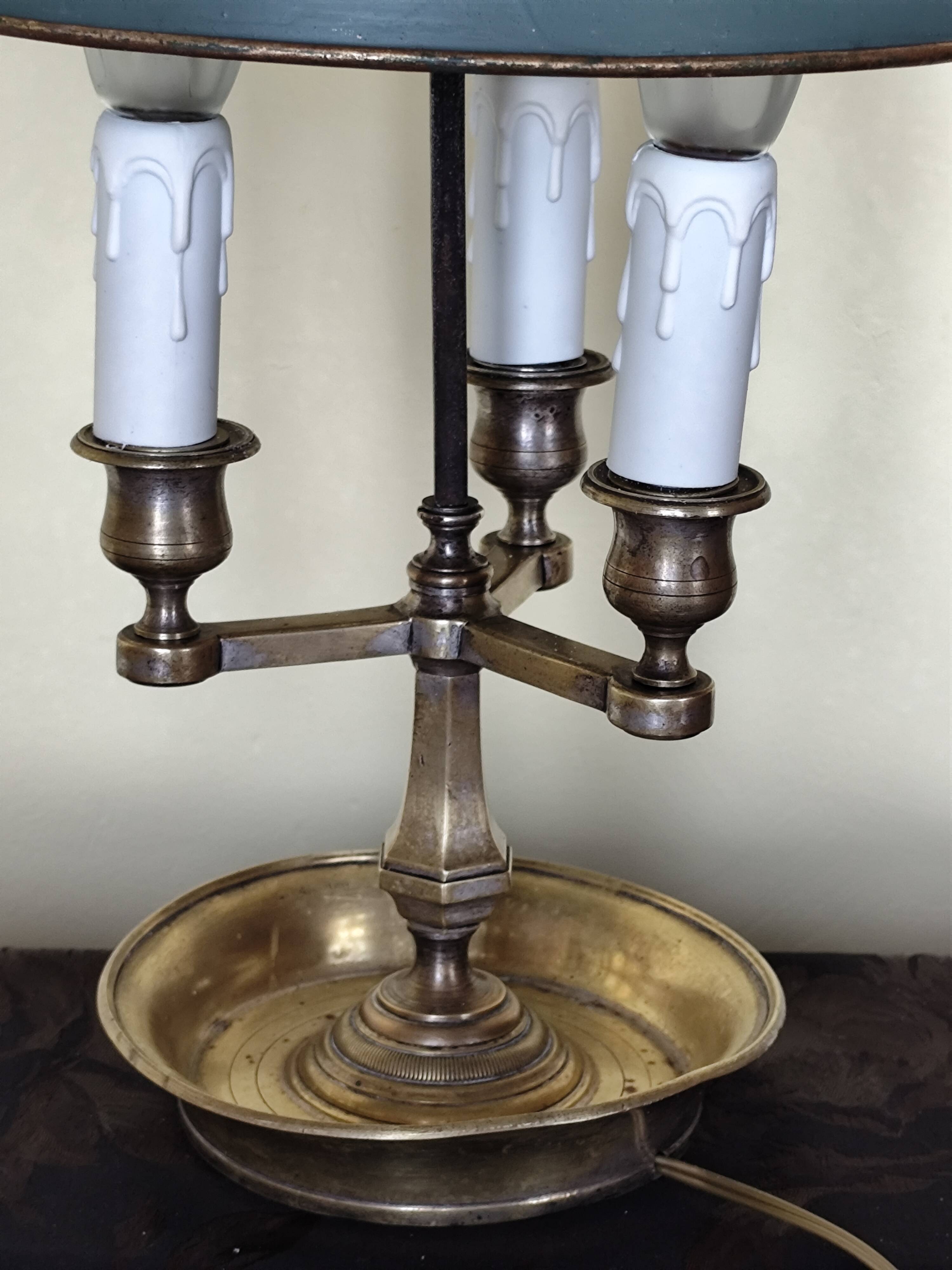 Three-light bouillotte lamp in gold metal, desk lamp.