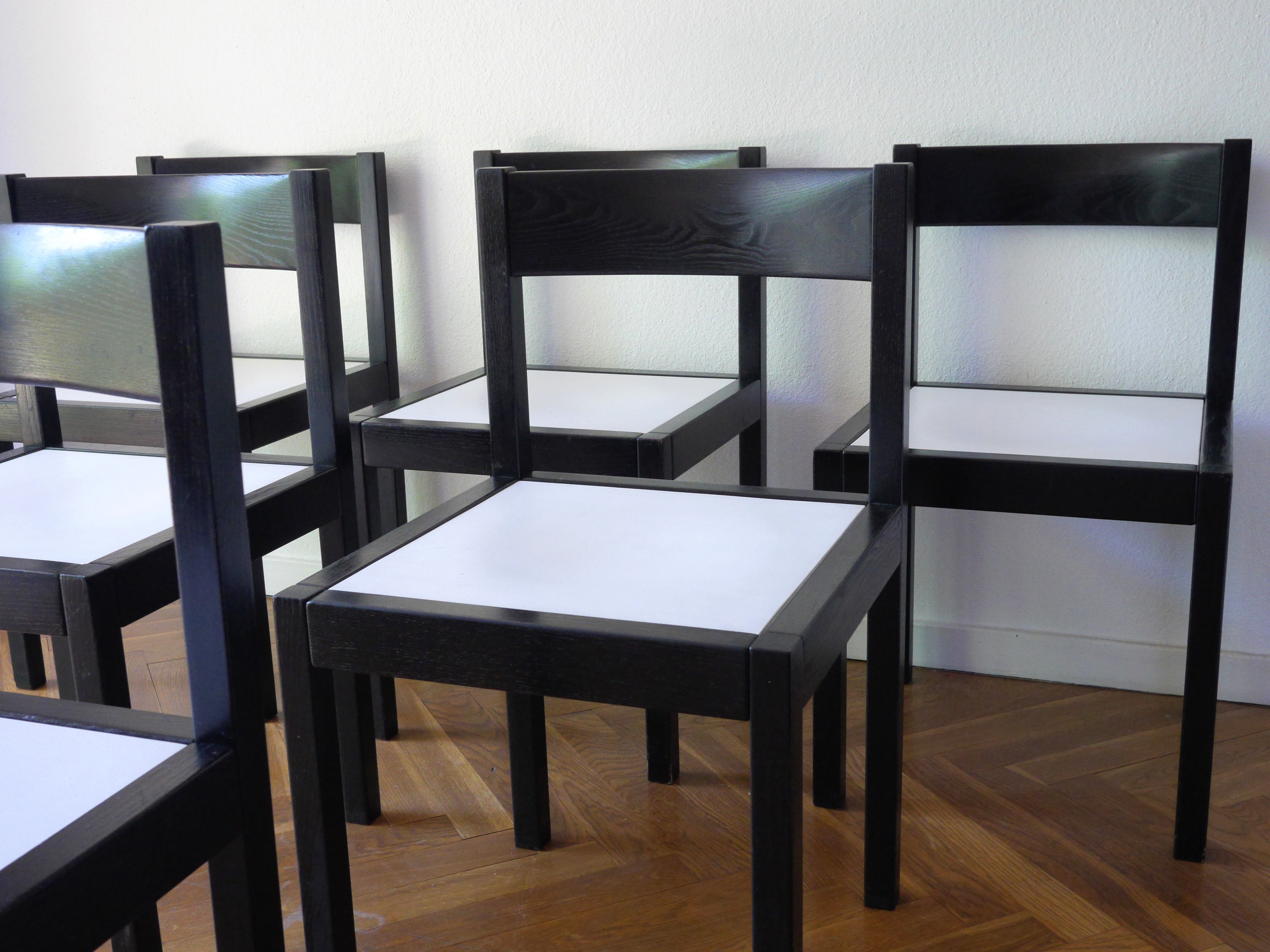 Ensemble de 6 chaises à manger noir et blanc du milieu du siècle