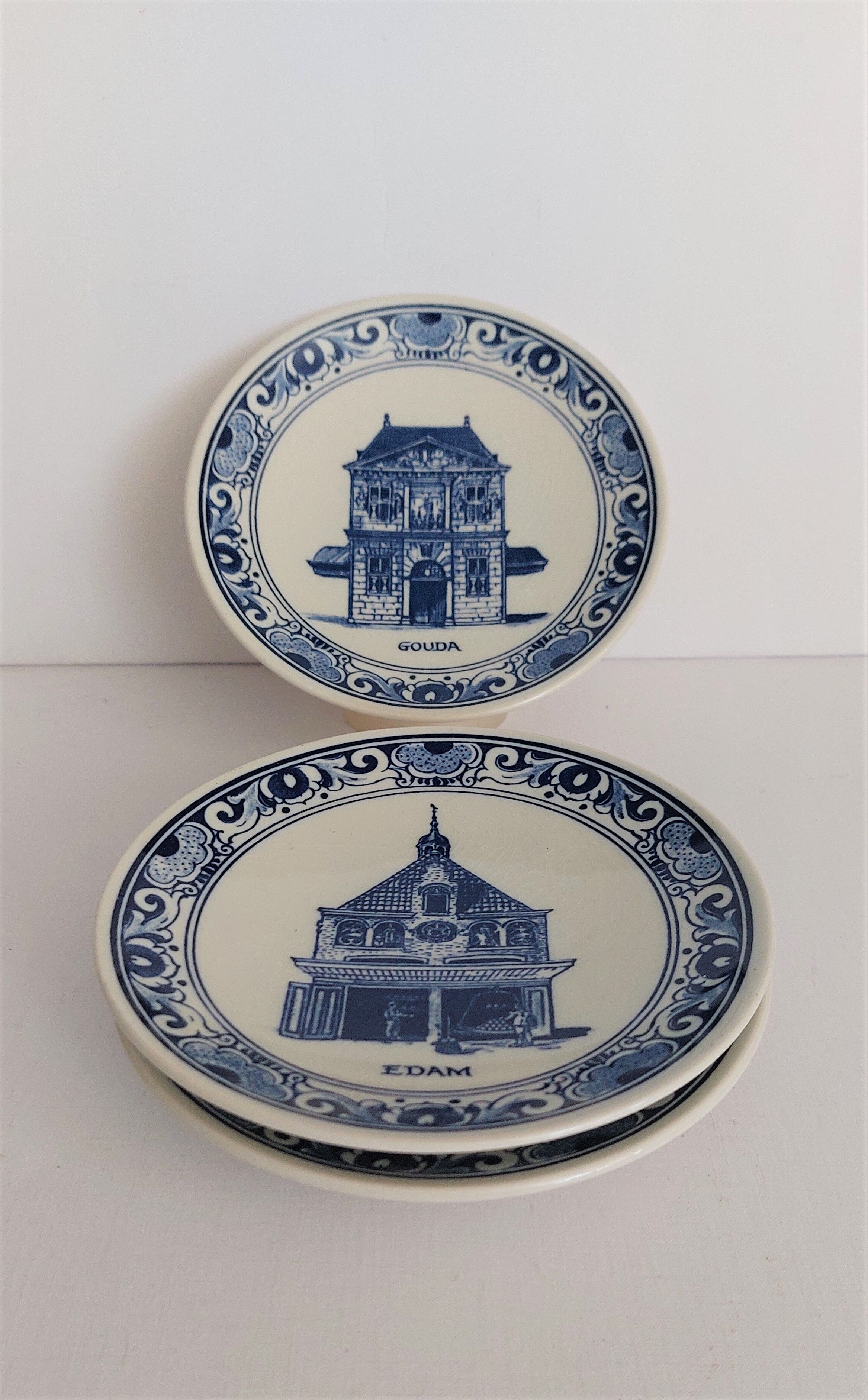 set of 3 decorative plates Delft