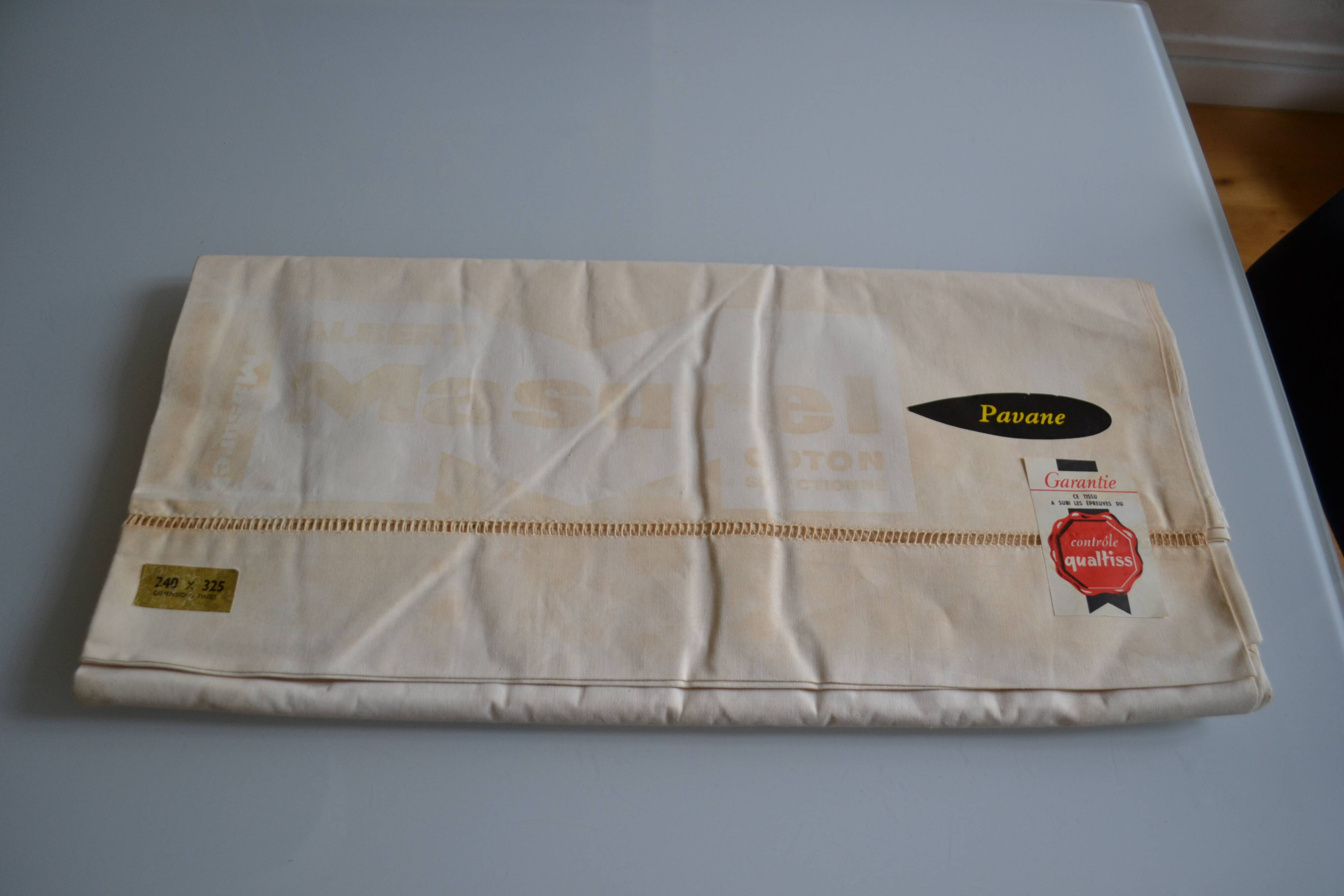 Antique linen sheet with Venetian scalloped edge, 240 x 325 cm, New Old Stock