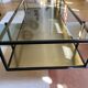 Table basse rectangulaire en laiton et verre