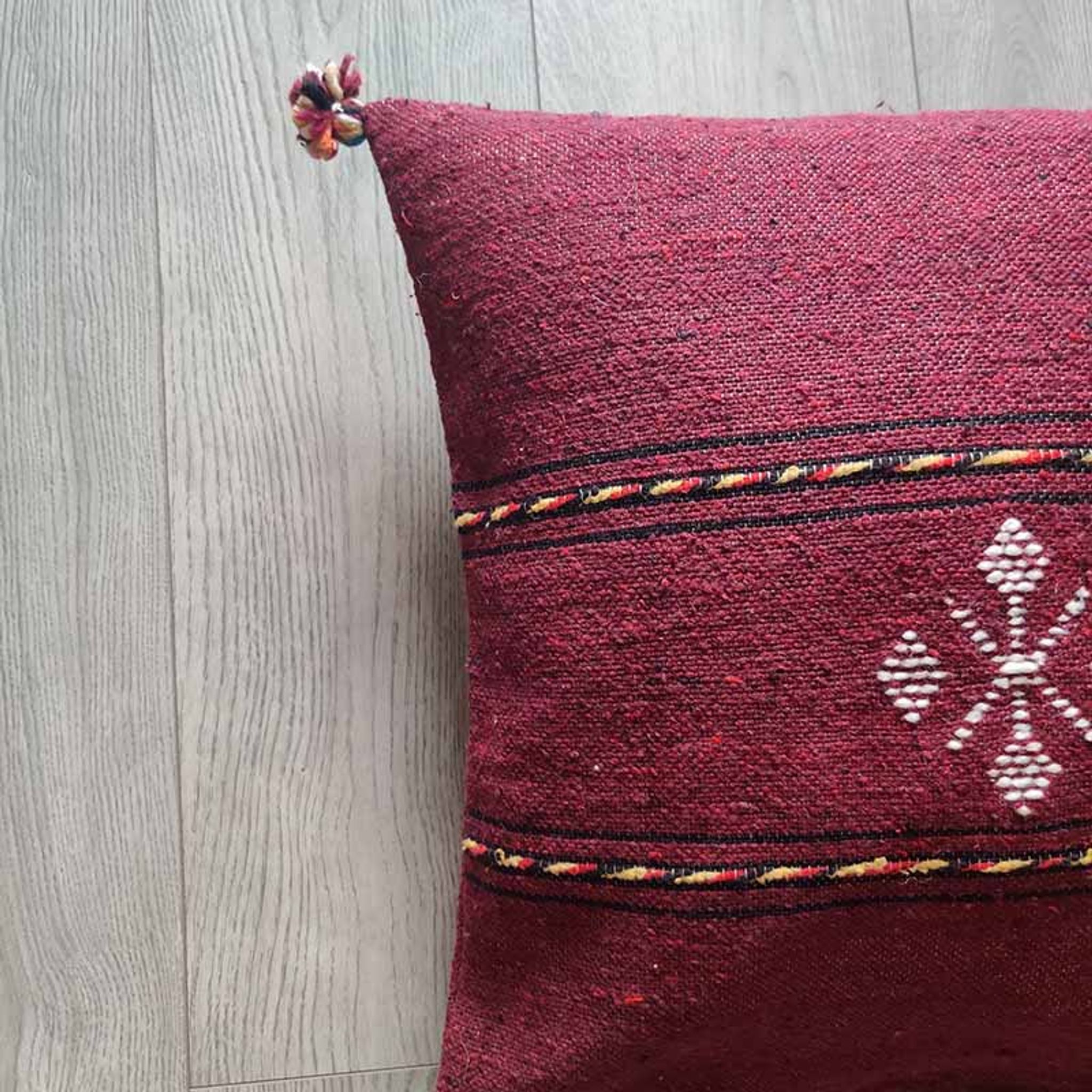Coussin berbère bordeaux à pompon en coton