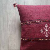 Coussin berbère bordeaux à pompon en coton