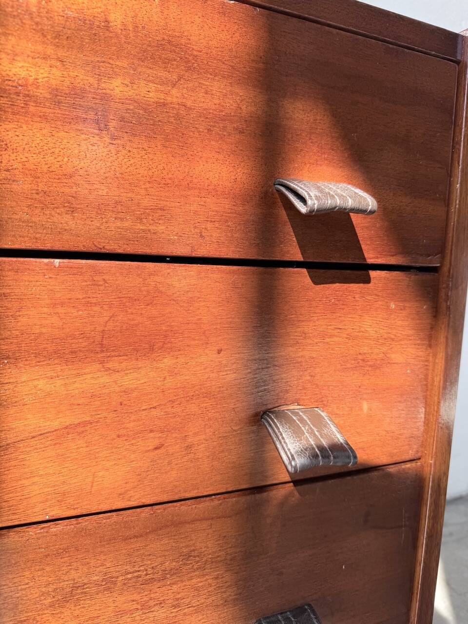 Commode teck poignées cuir 1960