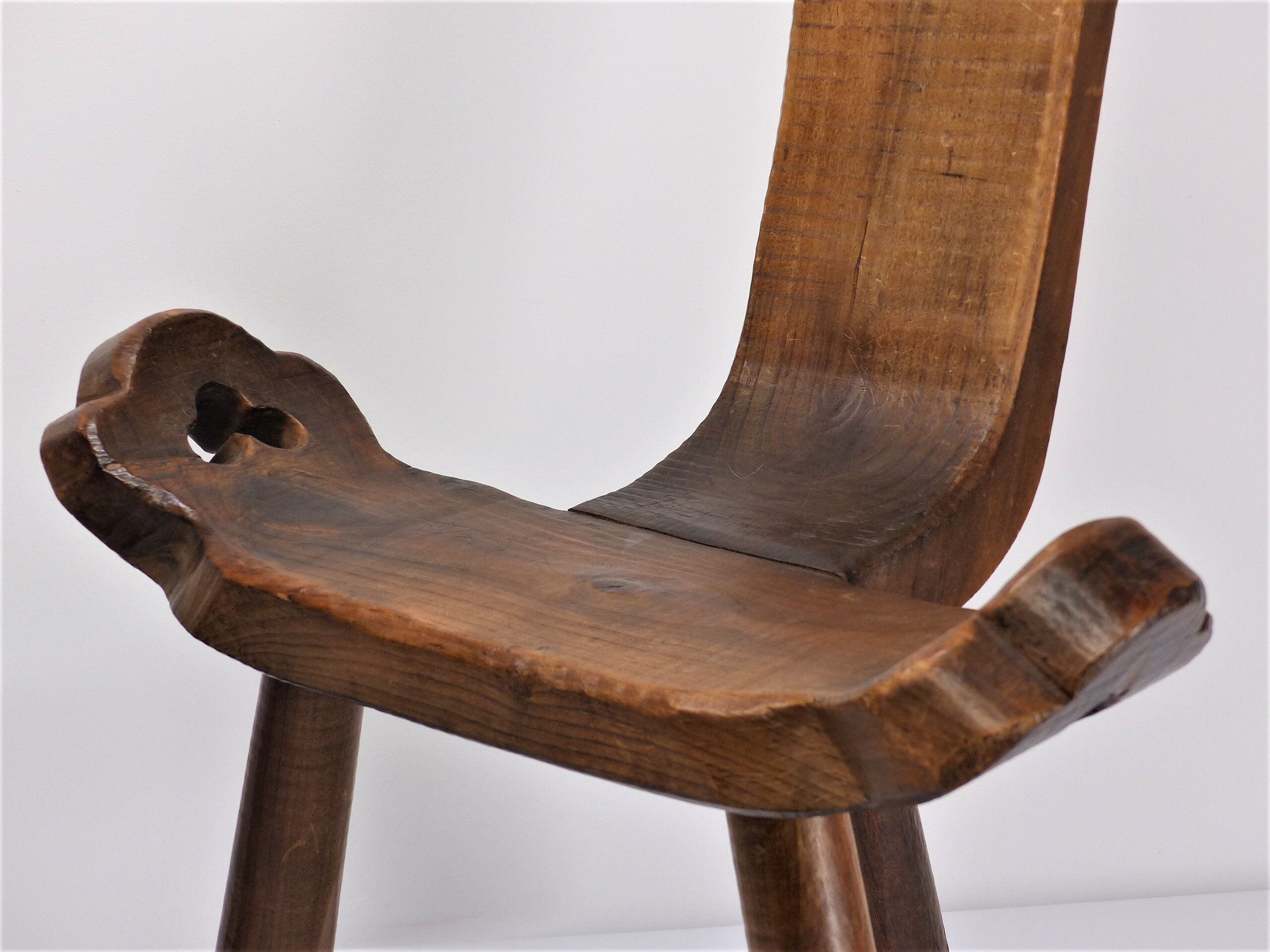 Paire de chaises brutalistes tripodes