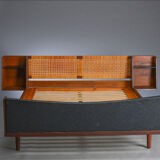Lit double danois en teck du milieu du siècle avec tête de lit en rotin par Hans Wegner pour Getama