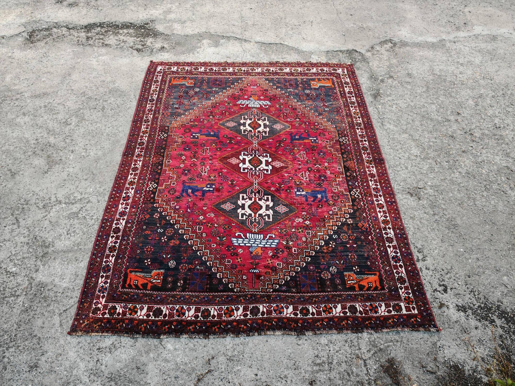 Large Persian carpet XL from Shiraz with Persepolis patterns, hand-knotted in naturally dyed wool.