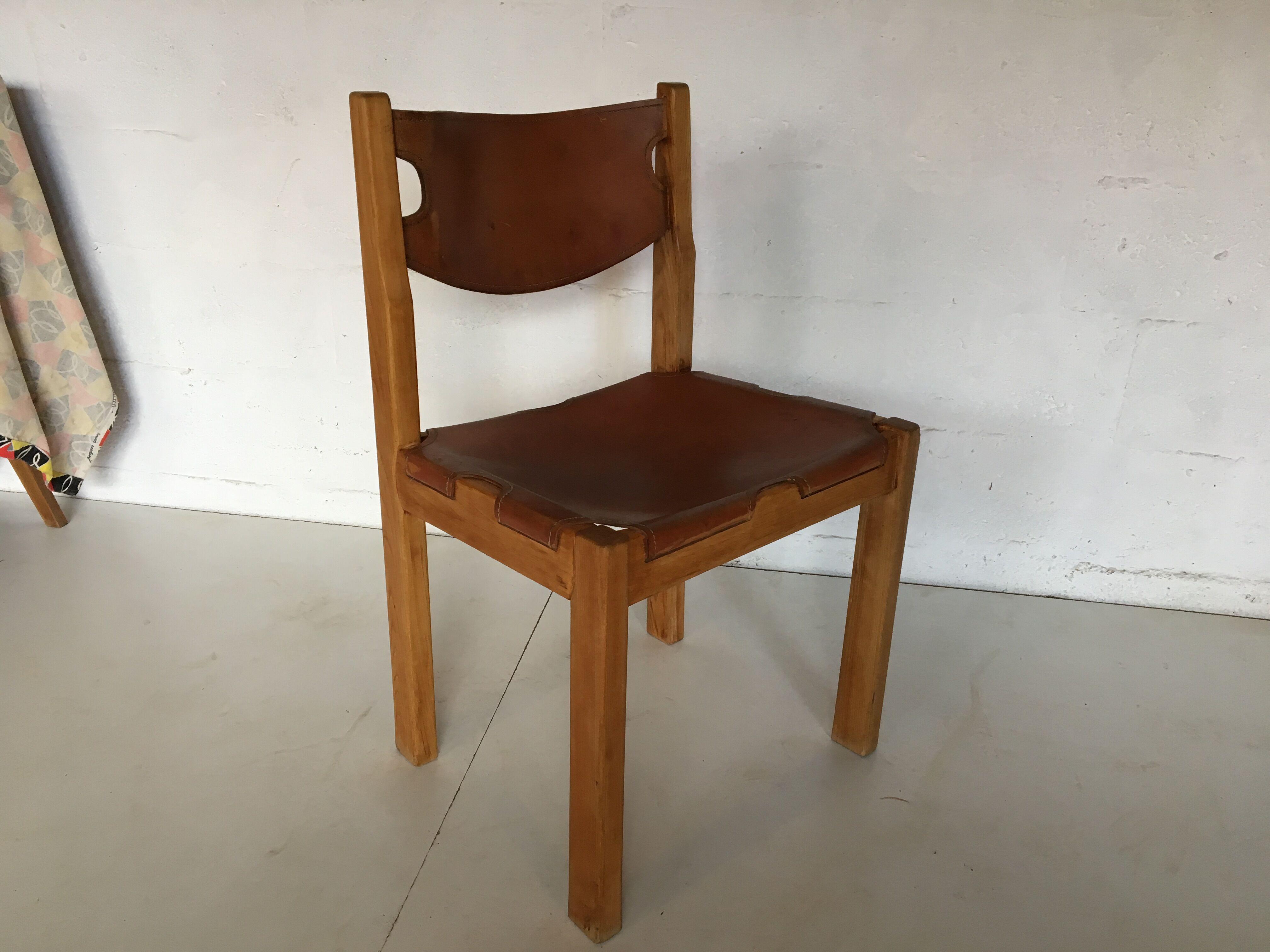 Paire de chaises par la Maison Regain années 60