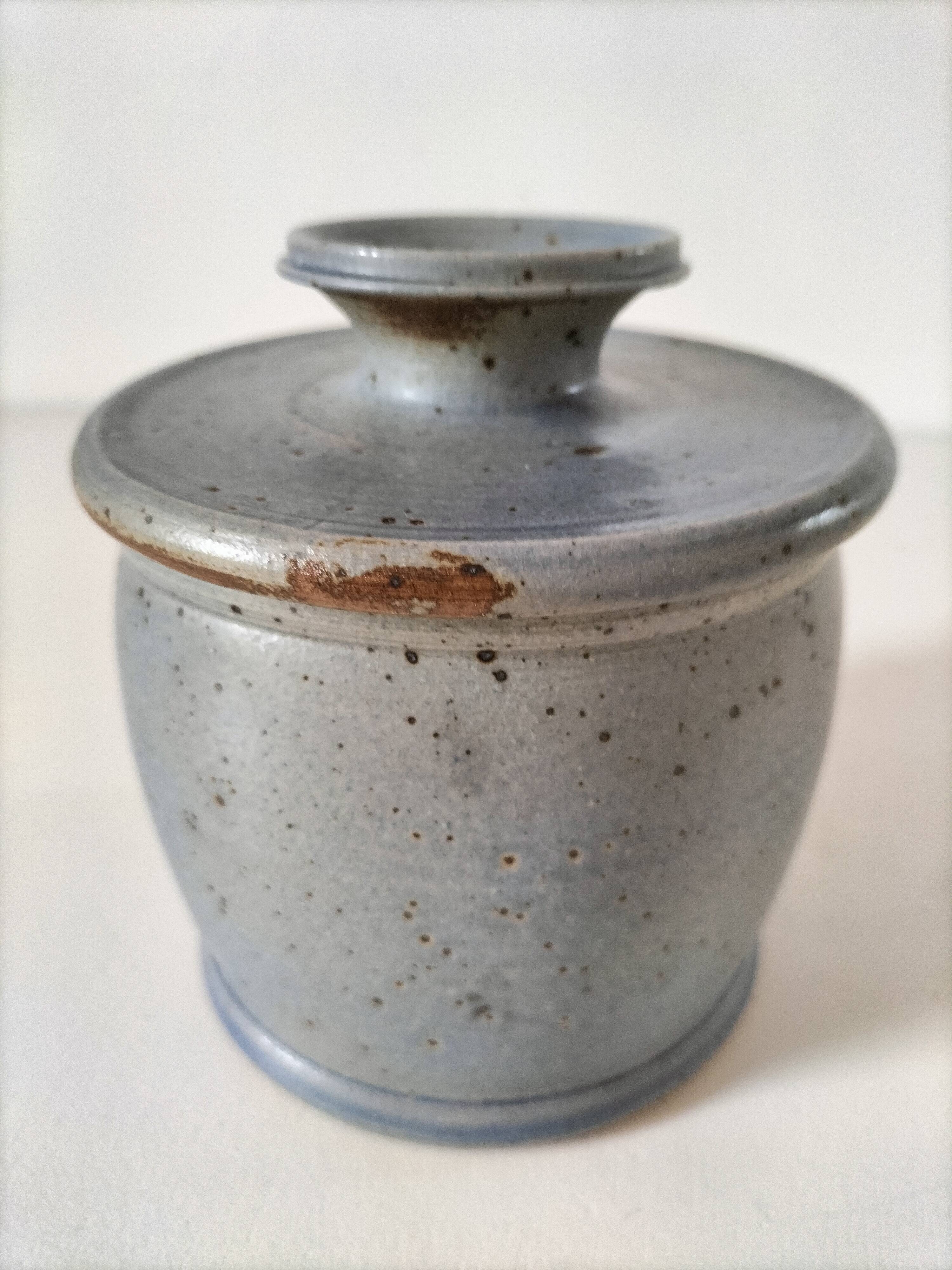 Beurrier à eau en grès artisanal bleu-gris moucheté