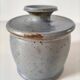 Beurrier à eau en grès artisanal bleu-gris moucheté