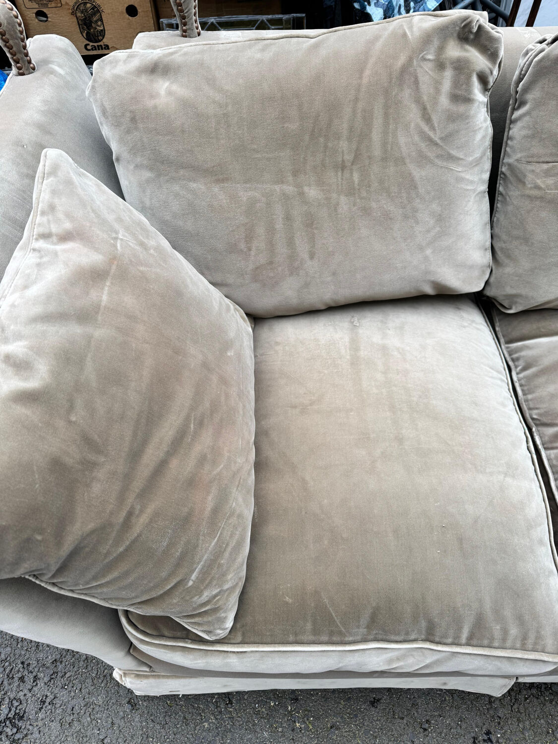 Beautiful Knole model canapé in velvet.