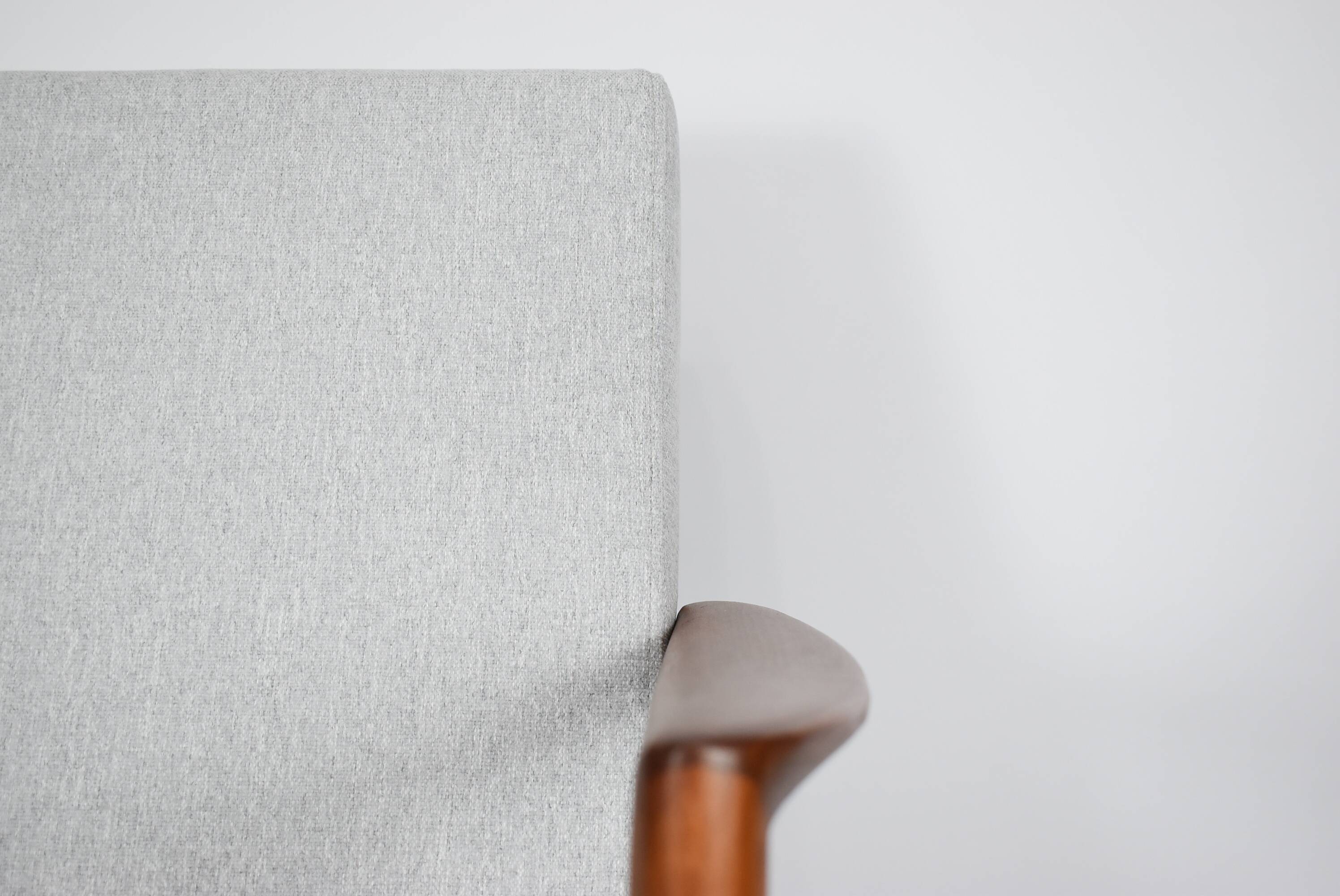 Fauteuil original restauré, tissu gris clair, années 1960, usine de meubles Swarzedzka