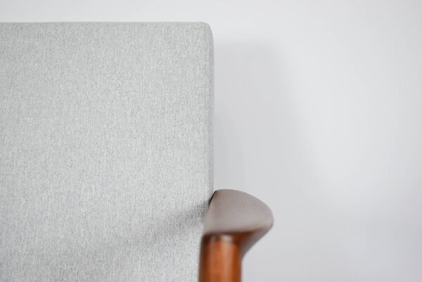 Fauteuil original restauré, tissu gris clair, années 1960, usine de meubles Swarzedzka