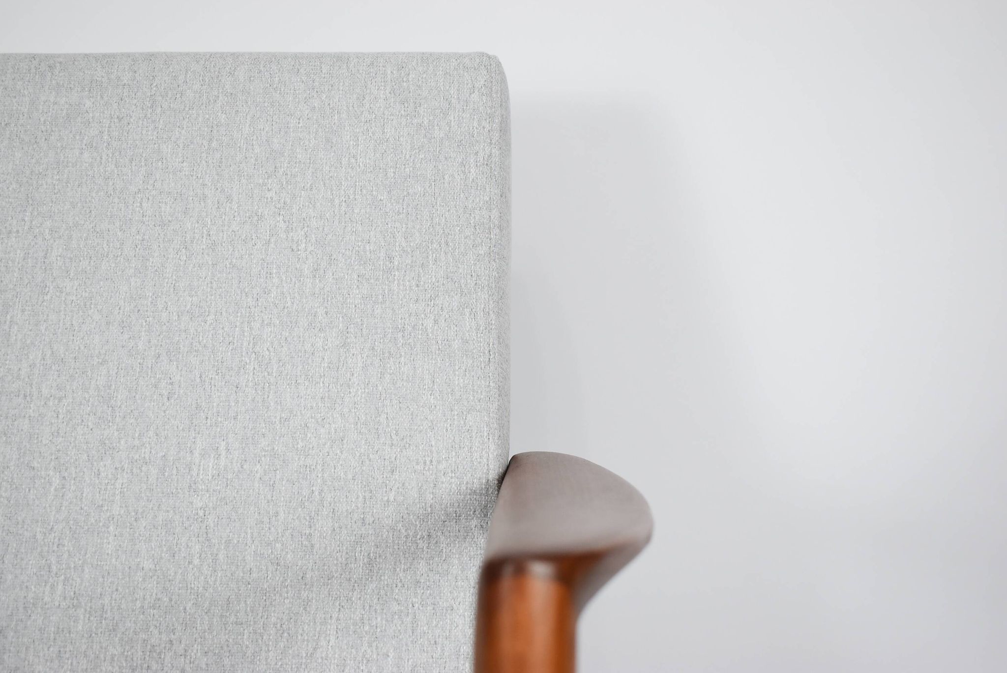 Fauteuil original restauré, tissu gris clair, années 1960, usine de meubles Swarzedzka