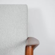 Fauteuil original restauré, tissu gris clair, années 1960, usine de meubles Swarzedzka