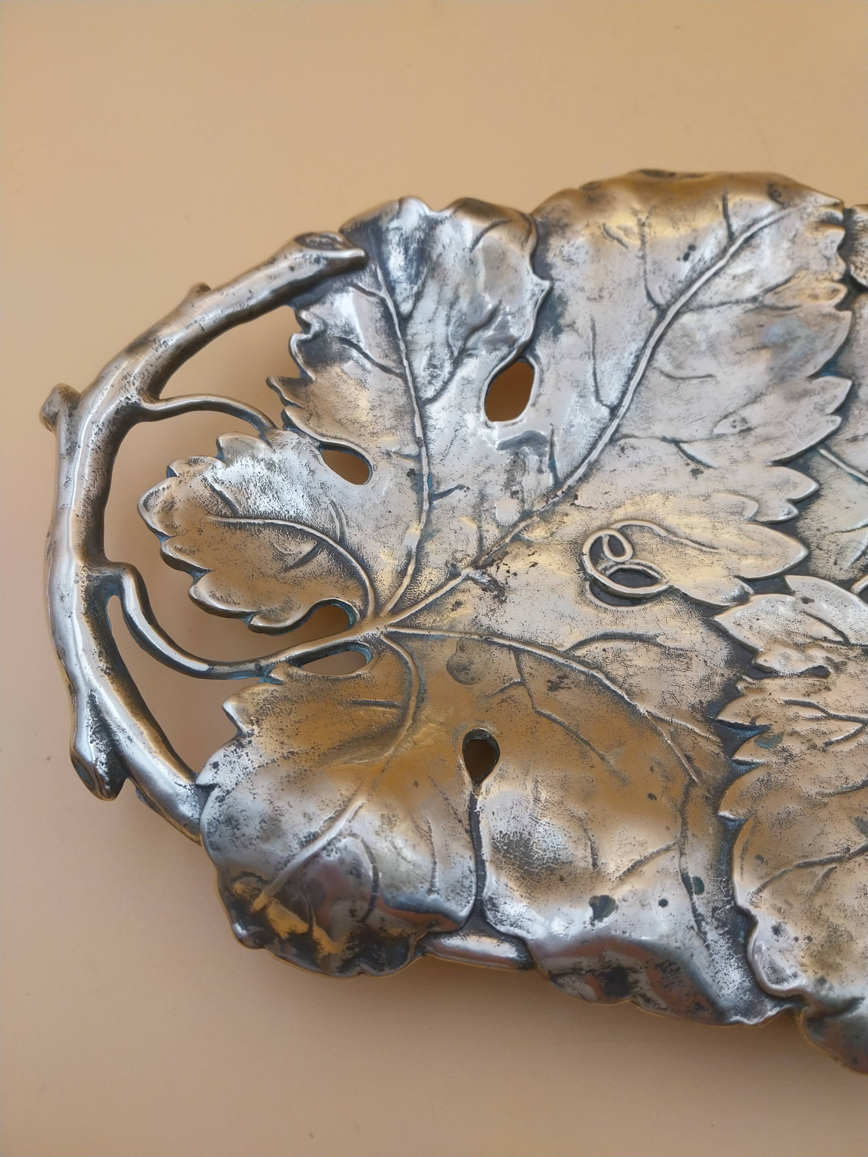 Brass plateau in the shape of vine leaves, large catchall.
