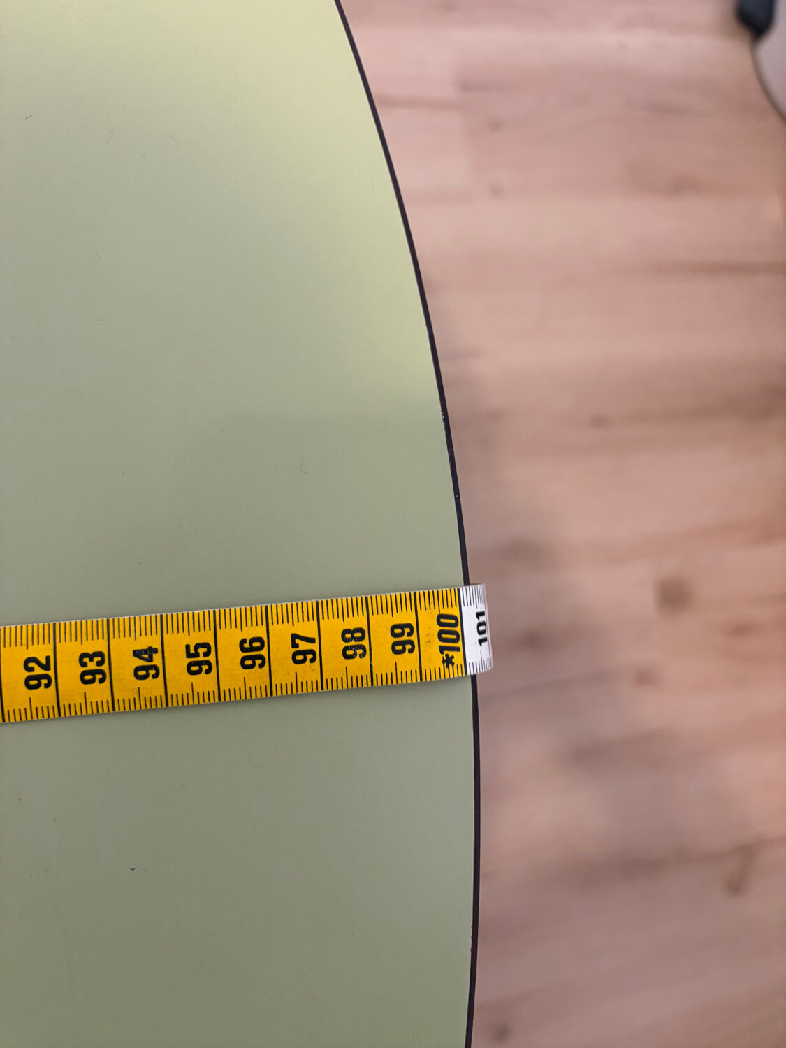 Round extendable folding Formica table with metal legs from the 50s/60s in green.