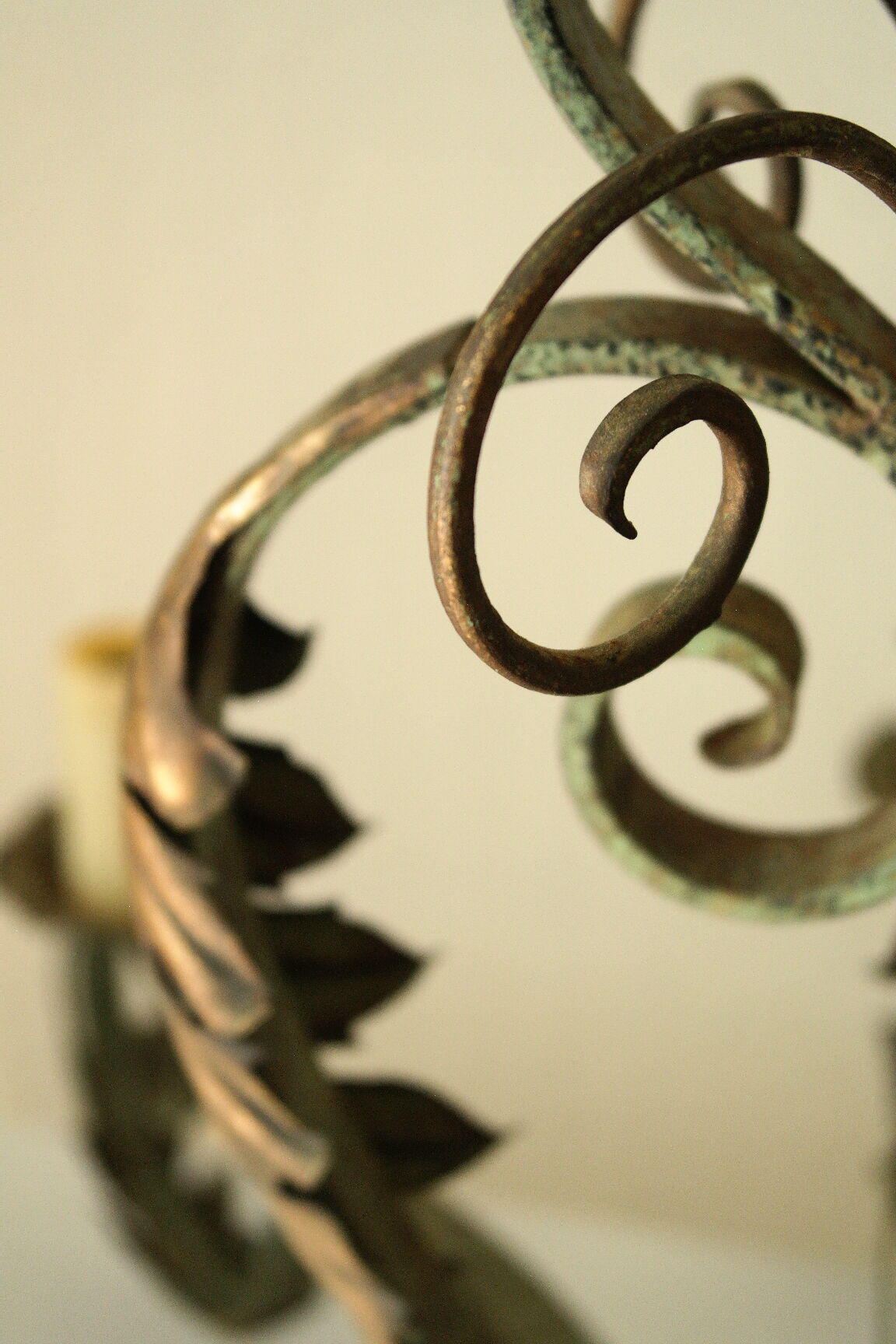 Lustre with 8 branches in wrought iron, grey-green patina and antique gilding.