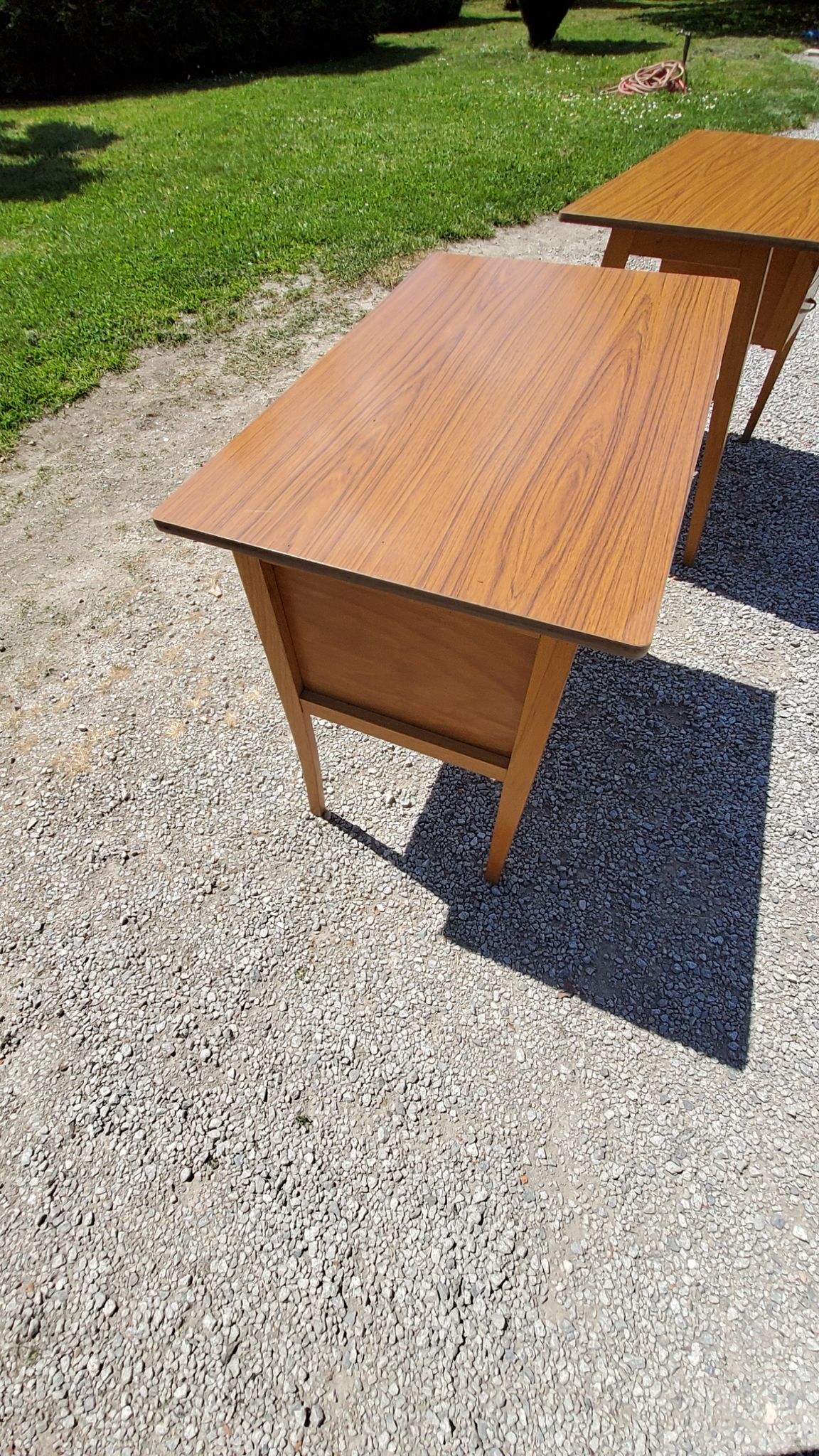 Bureau des années 50 pieds compas en hêtre blond et formica 3 tiroirs