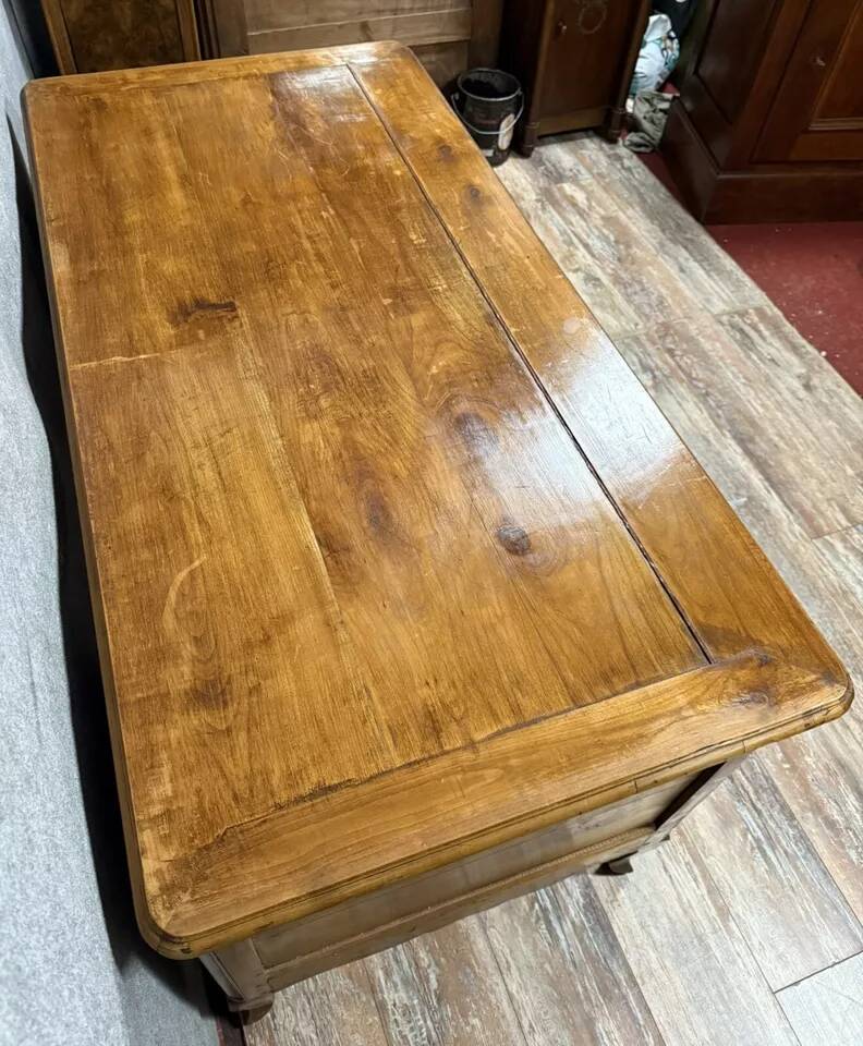 Louis XV period center desk in solid cherry wood circa 1750 Opening in