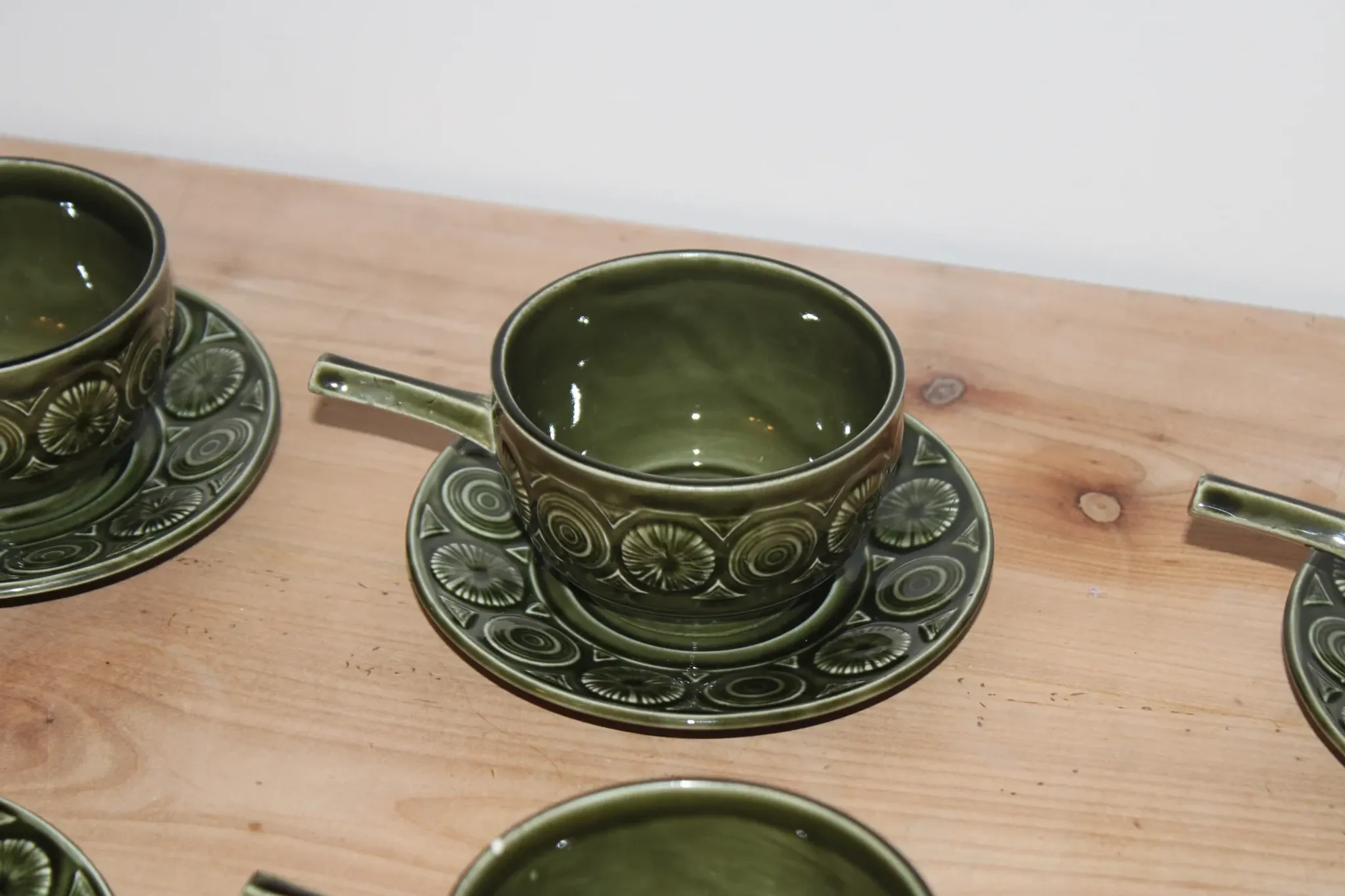 Vintage Tams England service – 6 soup bowls with handles and saucers in olive green ceramic.