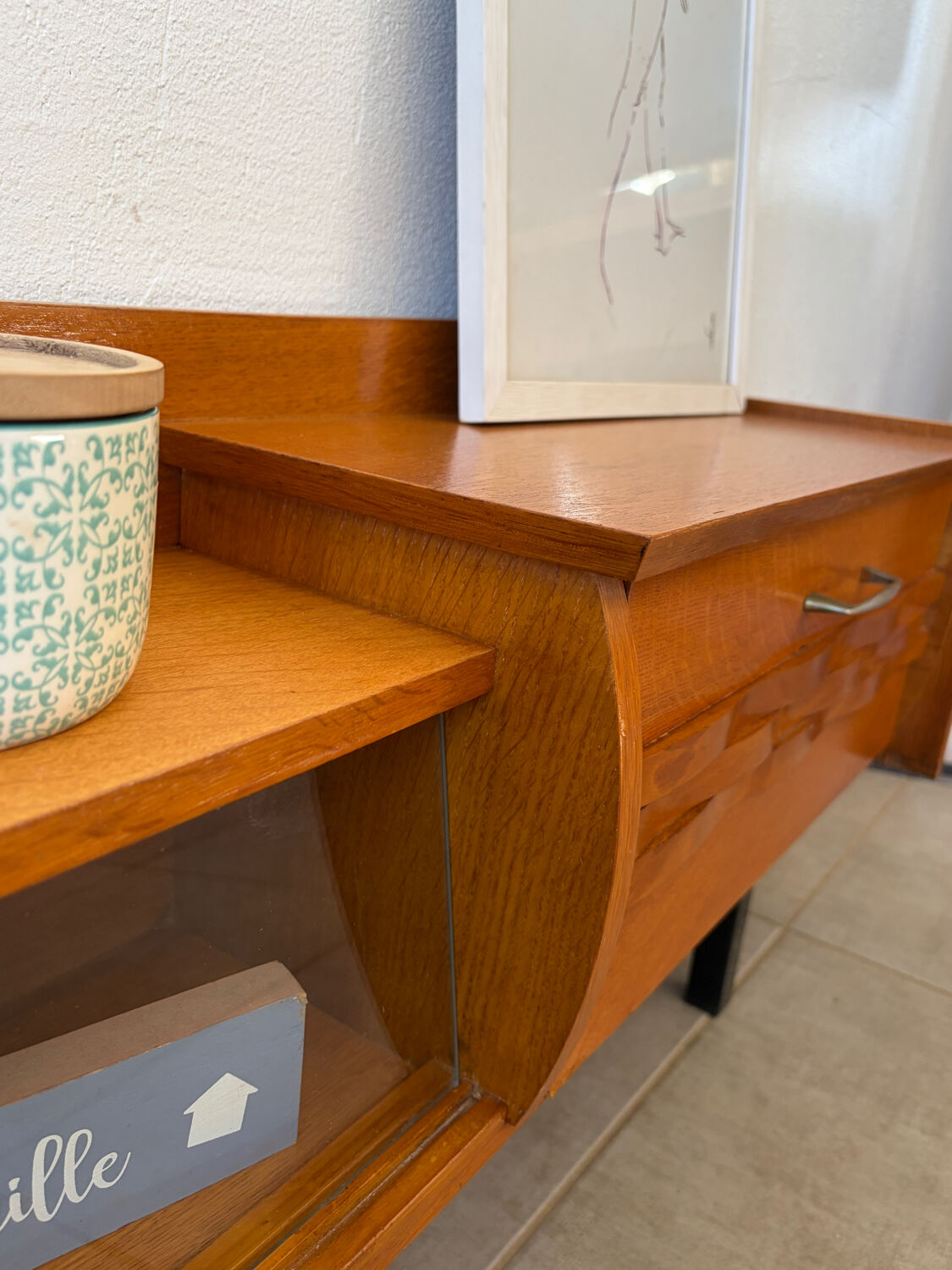 Shallow low vintage enfilade