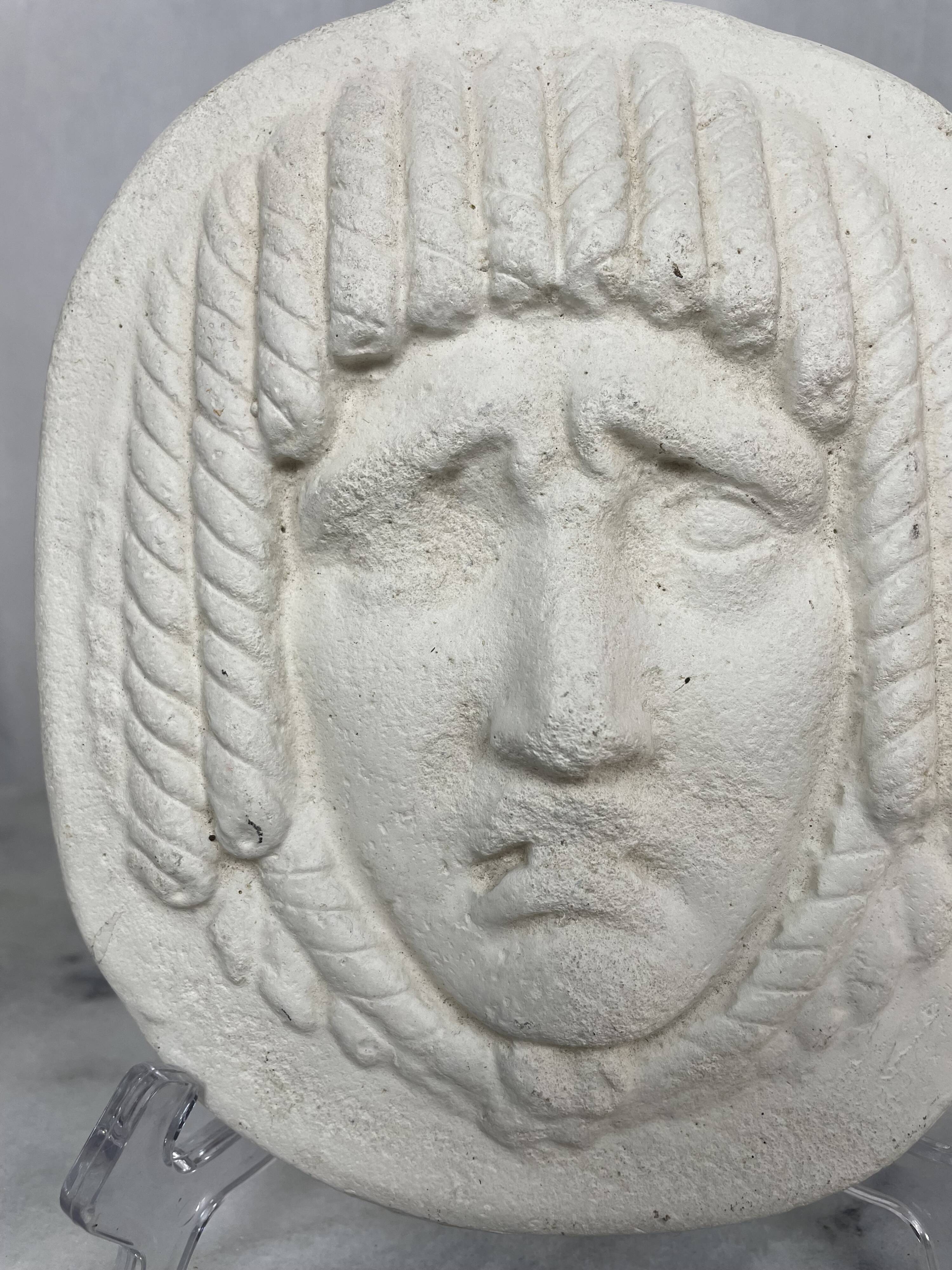 Masque de style visage en bas-relief antique