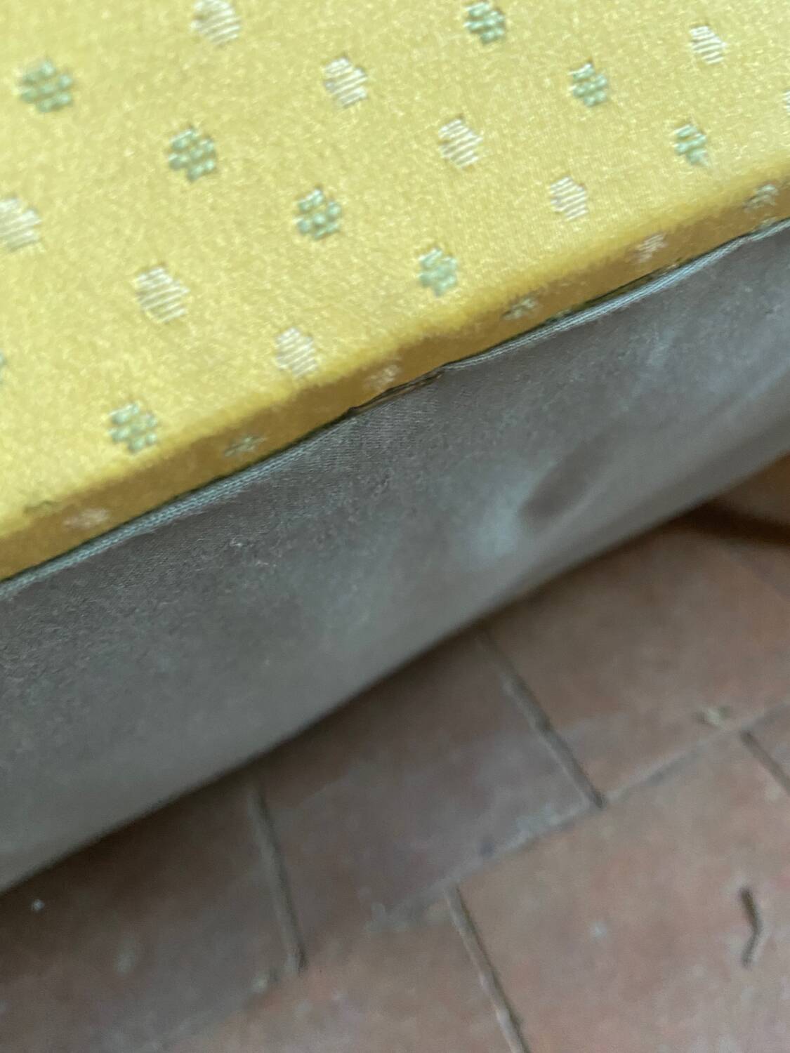 Small padded toad bench