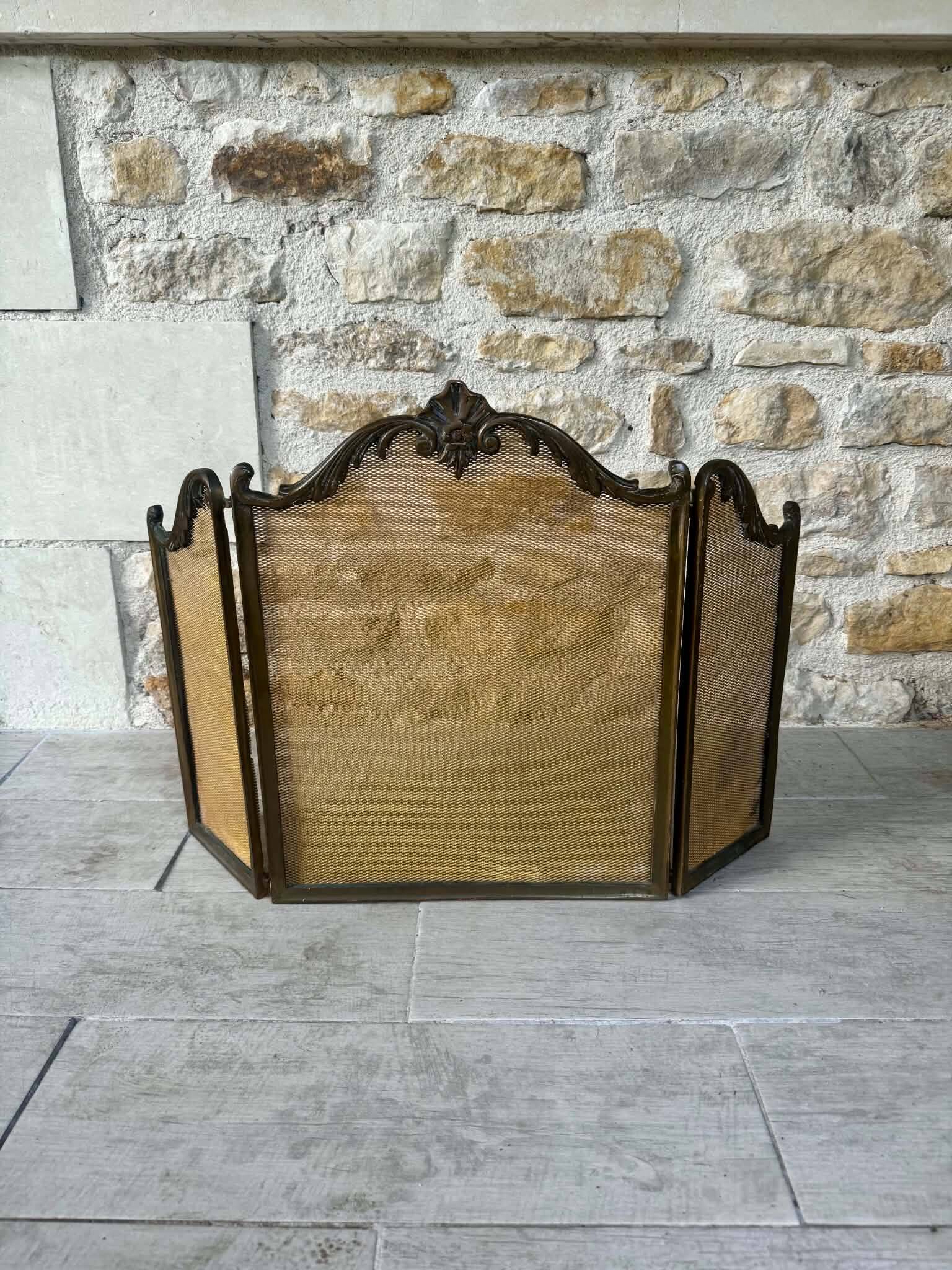 Fireplace screen in brass, Louis XV style.